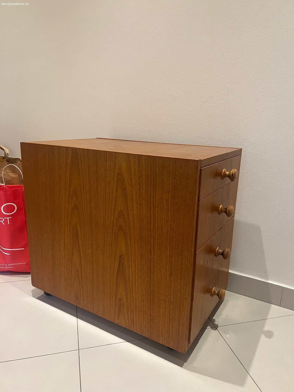 Šuplíky. Daruji za odvoz. Piste rovnou cislo pro rychlejsi komunikaci. Krasny den.