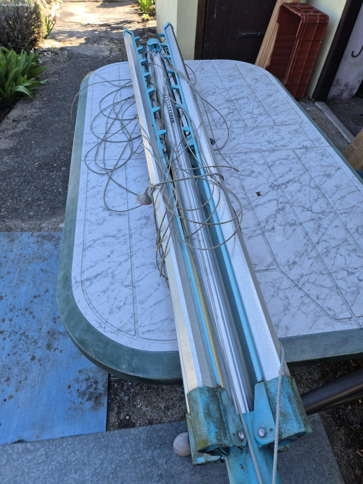 sušák na prádlo leifheit. daruji starší sušák na prádlo leifheit. 
šňůry se již při složení nezatahují, ale při stálém rozložení a trochu péče při vyčištění ještě někomu službu udělá. 
V případě zájmu pošlete tel.číslo a ja se ozvu abych se domluvili na předání. Dřívější odvoz má přednost.