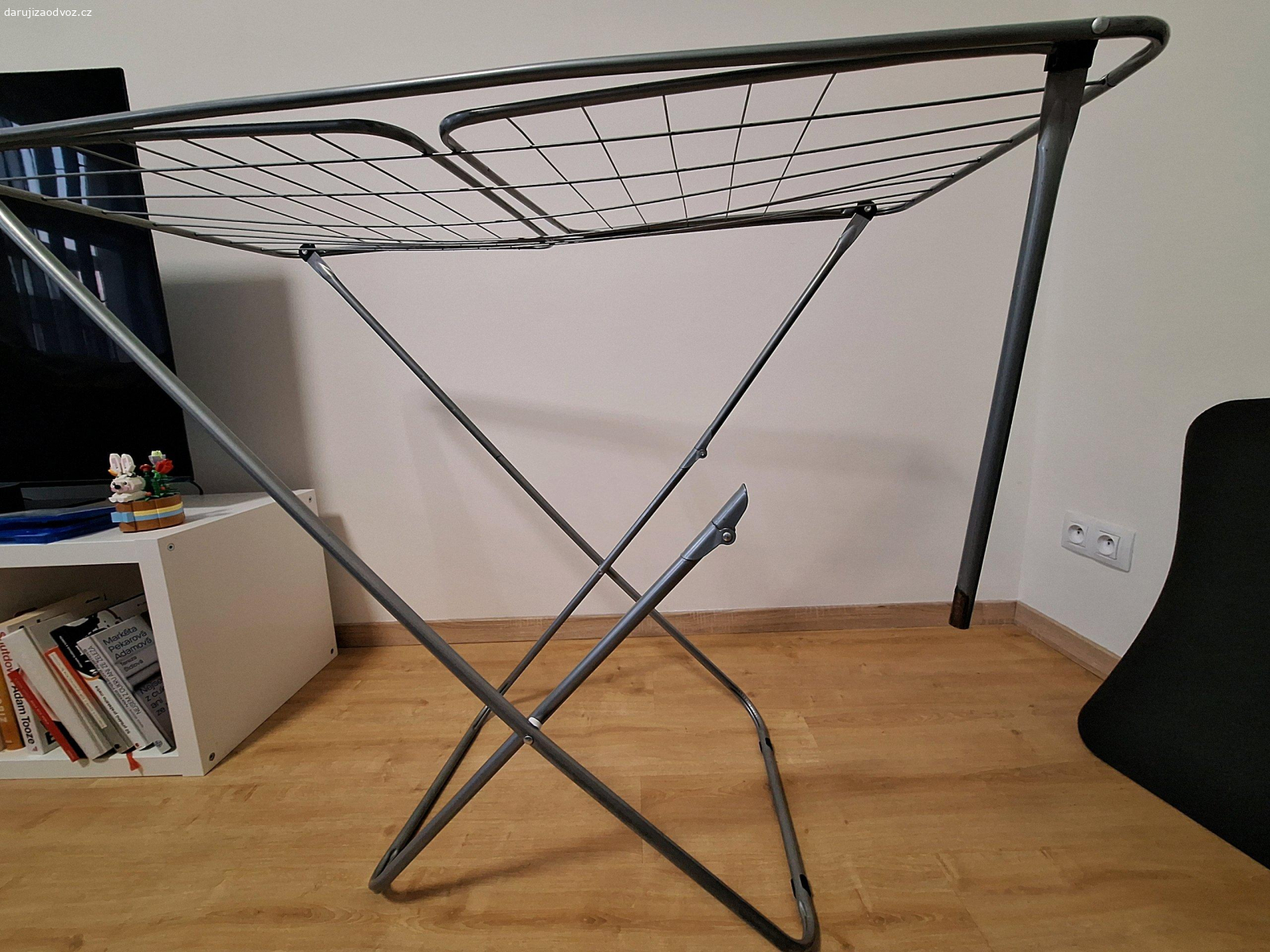 sušák na prádlo. zlomená nožička a prohlé šňůry, ale ještě by posloužil. velmi lehký