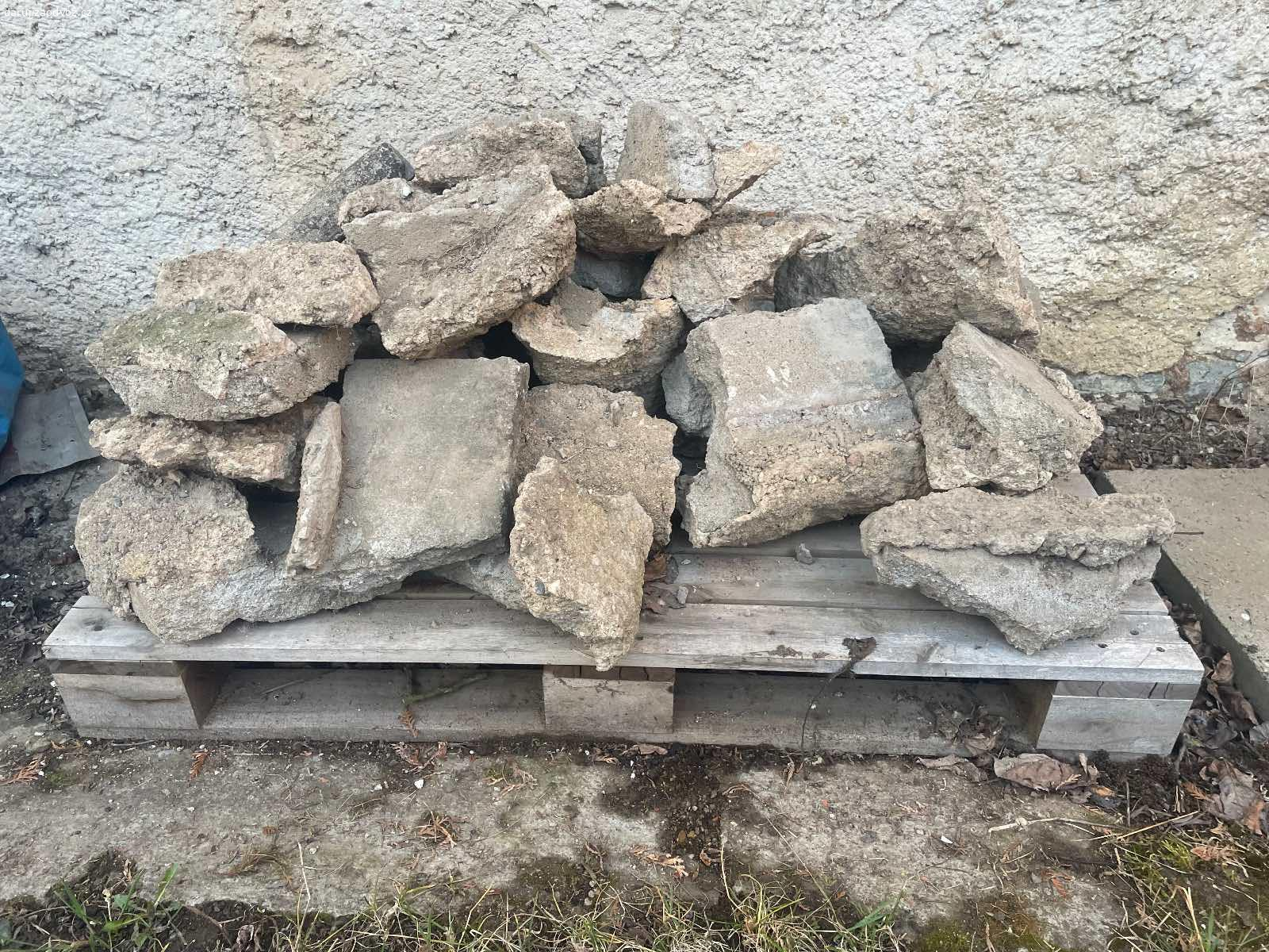 Betonové dlaždice do základů - ZA ODVOZ. Daruji ZA ODVOZ betonové dlaždice do základů. Rozbité s kusy betonu, není to suť, ale velké kusy. K vyzvednutí po předchozí domluvě u Zbečna na Rakovnicku (50 min od Prahy). NUTNÝ vlastní odvoz a odnos! Daruji další věci za ODVOZ viz. inzeráty!