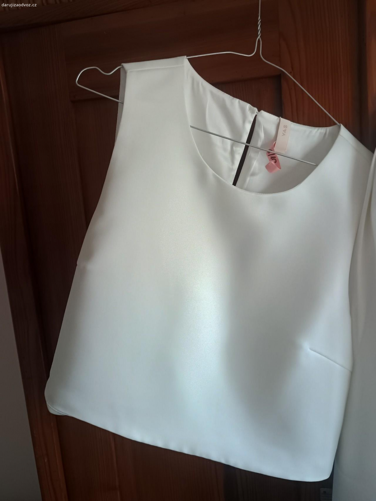 svatební komplet na kostým apod.. svatební sukně a top, vel. L, barva lomená bílá. na sobě pochopitelně pouze jednou, bohužel čistírna si na 100% neporadila se všemi skvrnami. je mi líto to vyhodit, třeba by to někomu posloužilo třeba na masopust :D