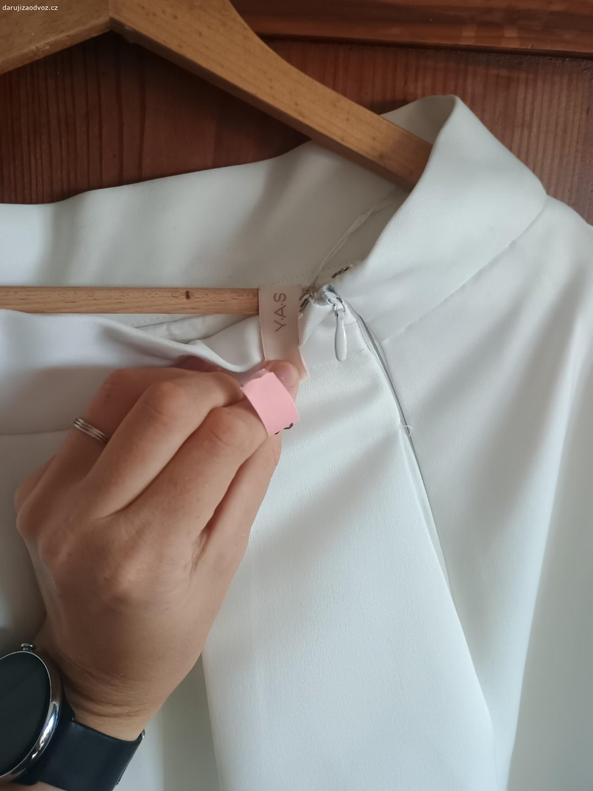 svatební komplet na kostým apod.. svatební sukně a top, vel. L, barva lomená bílá. na sobě pochopitelně pouze jednou, bohužel čistírna si na 100% neporadila se všemi skvrnami. je mi líto to vyhodit, třeba by to někomu posloužilo třeba na masopust :D