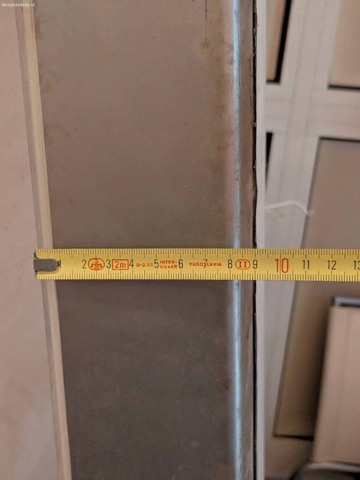 Světelný reklamní poutač 575 cm #709. Daruji za odvoz světelný reklamní poutač, který visel nad vchodem do optiky.
Pozinkovaná plechová vana s plexi čelem a kompletním osvětlením uvnitř.

• Rozměry: délka cca 575 cm, výška cca 55 cm, hloubka 9 cm
• Konstrukce: pozinkovaný plech, čelo z plexi
• Osvětlení: zářivky T8 58 W (Sylvania, Narva), objímky a startéry
• Předřadníky: LAYRTON ARC 58/23, 58–65 W, 230 V — 4 ks
• Stav: demontované a uskladněné; plech má místy povrchovou korozi,
  funkčnost osvětlení po odpojení neověřená

! Je to skoro šest metrů. Počítejte s dodávkou, vlekem nebo střešním nosičem.

Nad výlohou navíc zůstala plechová vana, ve které byl poutač usazený. Po domluvě ji jde demontovat a odvézt taky — ta už ale za dohodnutou cenu.

Hodí se na přeznačení pro vlastní provozovnu, jako světelná tabule do dílny,
nebo jako zdroj materiálu.

Pište prosím SMS a rovnou uveďte, kdy si můžete věc vyzvednout. Na e-maily reaguji se zpožděním.

Nevyhrává nejrychlejší — vybírám podle toho, kdo si inzerát přečetl a s kým se dá spolehlivě domluvit. Na čem se domluvíme, to platí.

Oblast: Praha 2. Věci zdarma neposílám — jen osobní vyzvednutí. Než vyrazíte, zkontrolujte si prosím, jak to k nám máte daleko.

Při dotazu prosím uveďte značku #709 — ať vím, o kterou položku jde.