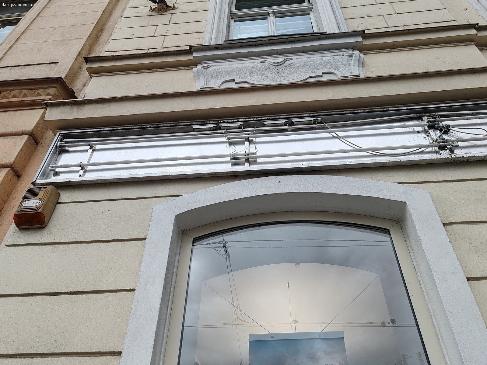 Světelný reklamní poutač 575 cm #709. Daruji za odvoz světelný reklamní poutač, který visel nad vchodem do optiky.
Pozinkovaná plechová vana s plexi čelem a kompletním osvětlením uvnitř.

• Rozměry: délka cca 575 cm, výška cca 55 cm, hloubka 9 cm
• Konstrukce: pozinkovaný plech, čelo z plexi
• Osvětlení: zářivky T8 58 W (Sylvania, Narva), objímky a startéry
• Předřadníky: LAYRTON ARC 58/23, 58–65 W, 230 V — 4 ks
• Stav: demontované a uskladněné; plech má místy povrchovou korozi,
  funkčnost osvětlení po odpojení neověřená

! Je to skoro šest metrů. Počítejte s dodávkou, vlekem nebo střešním nosičem.

Nad výlohou navíc zůstala plechová vana, ve které byl poutač usazený. Po domluvě ji jde demontovat a odvézt taky — ta už ale za dohodnutou cenu.

Hodí se na přeznačení pro vlastní provozovnu, jako světelná tabule do dílny,
nebo jako zdroj materiálu.

Pište prosím SMS a rovnou uveďte, kdy si můžete věc vyzvednout. Na e-maily reaguji se zpožděním.

Nevyhrává nejrychlejší — vybírám podle toho, kdo si inzerát přečetl a s kým se dá spolehlivě domluvit. Na čem se domluvíme, to platí.

Oblast: Praha 2. Věci zdarma neposílám — jen osobní vyzvednutí. Než vyrazíte, zkontrolujte si prosím, jak to k nám máte daleko.

Při dotazu prosím uveďte značku #709 — ať vím, o kterou položku jde.