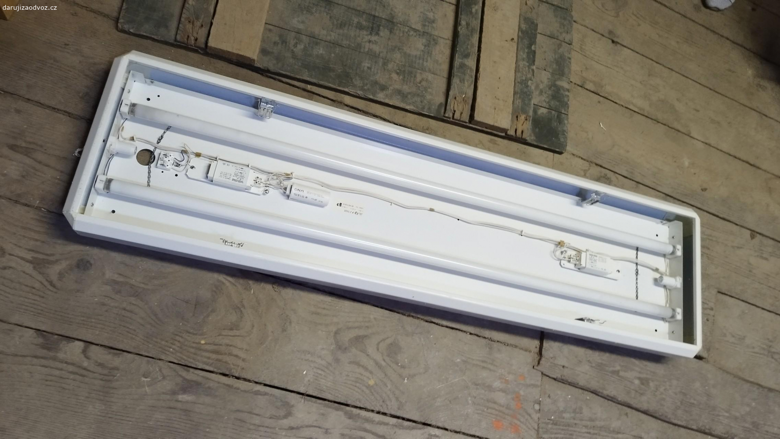 světla. zarivka a zarovkova svetla