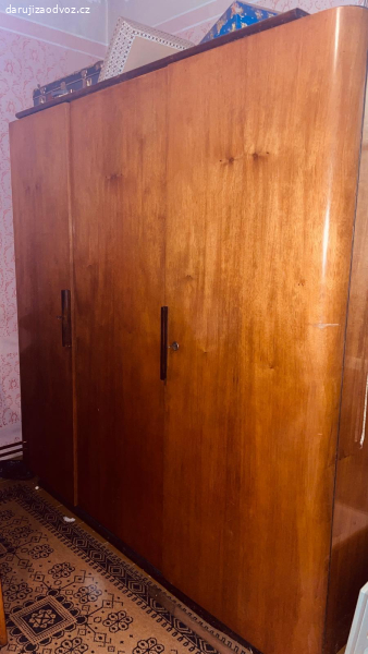 Světlé lakované skříně