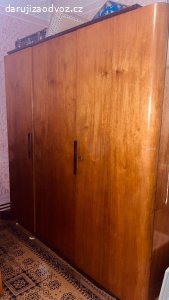 Světlé lakované skříně