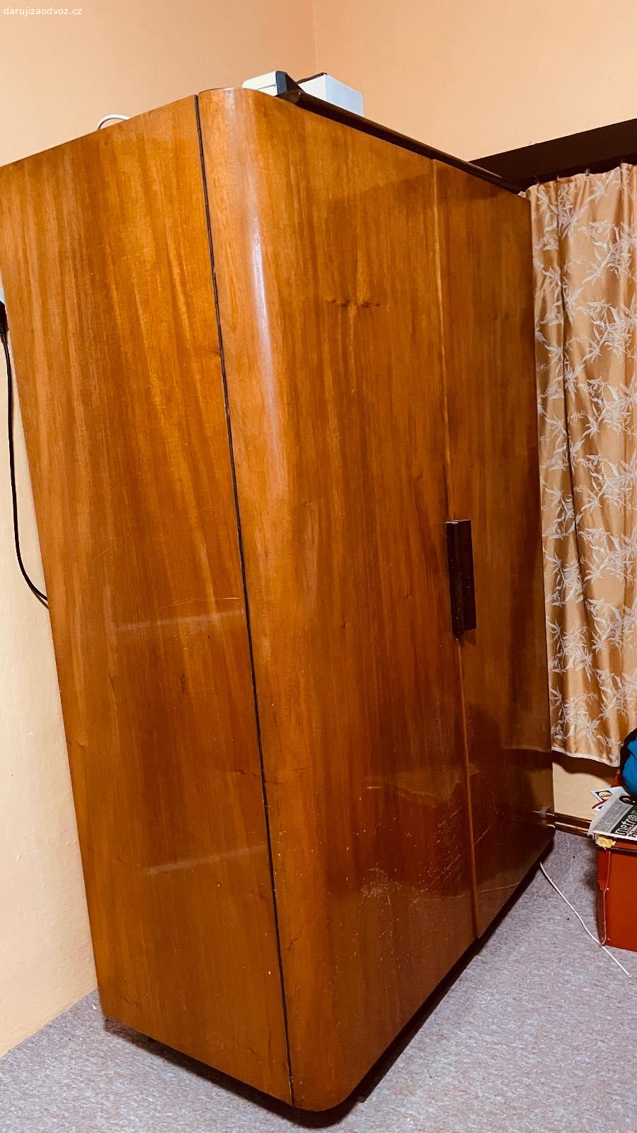 Světlé lakované skříně. Skříně o rozměrech 180 (120) x 50 +8cm , výška 180 cm. Poctivá kvalita z 50. Let. Nutno vynést z přízemního domu.