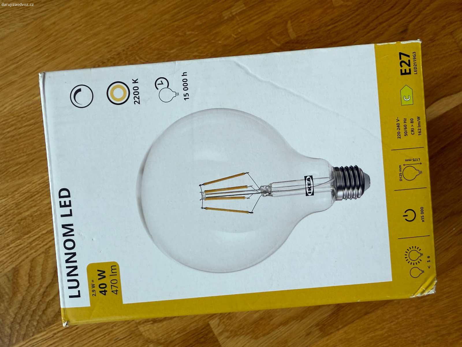 Světlo IKEA. Nepoužité světlo vč lampy. Lampa byla použita, je funkční