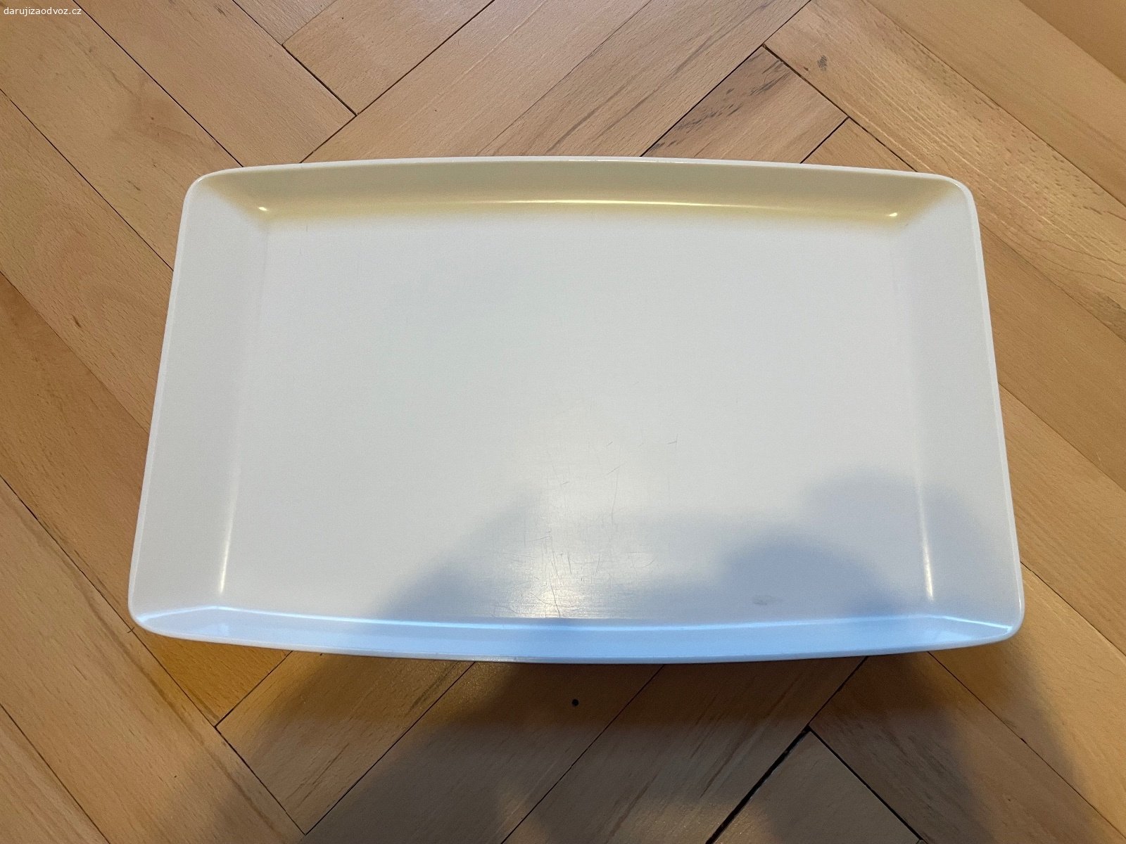 RETRO plastový tác - 38 x 24 cm. Daruji RETRO plastový tác, rozměry cca 38 x 24 cm. Bez vad. K vyzvednutí po předchozí domluvě na Praze 4. Lze zaslat i Zásilkovnou při platbě předem. Daruji další věci za ODVOZ viz. inzeráty!