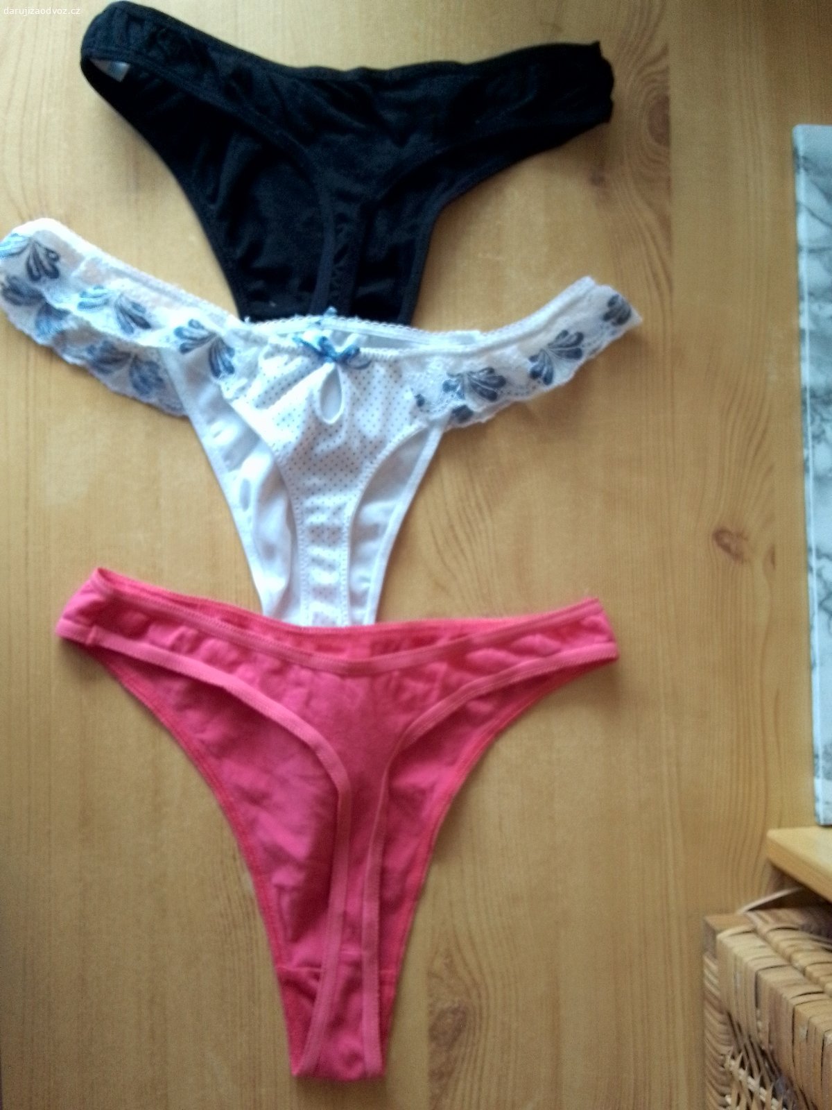 TANGA. Daruji kalhotky tanga velikost S a M. Předání na adrese na Praze 13, poblíž metra B stanice Luka. V případě zájmu pište rovnou, který den a hodinu si ji můžete vyzvednout.