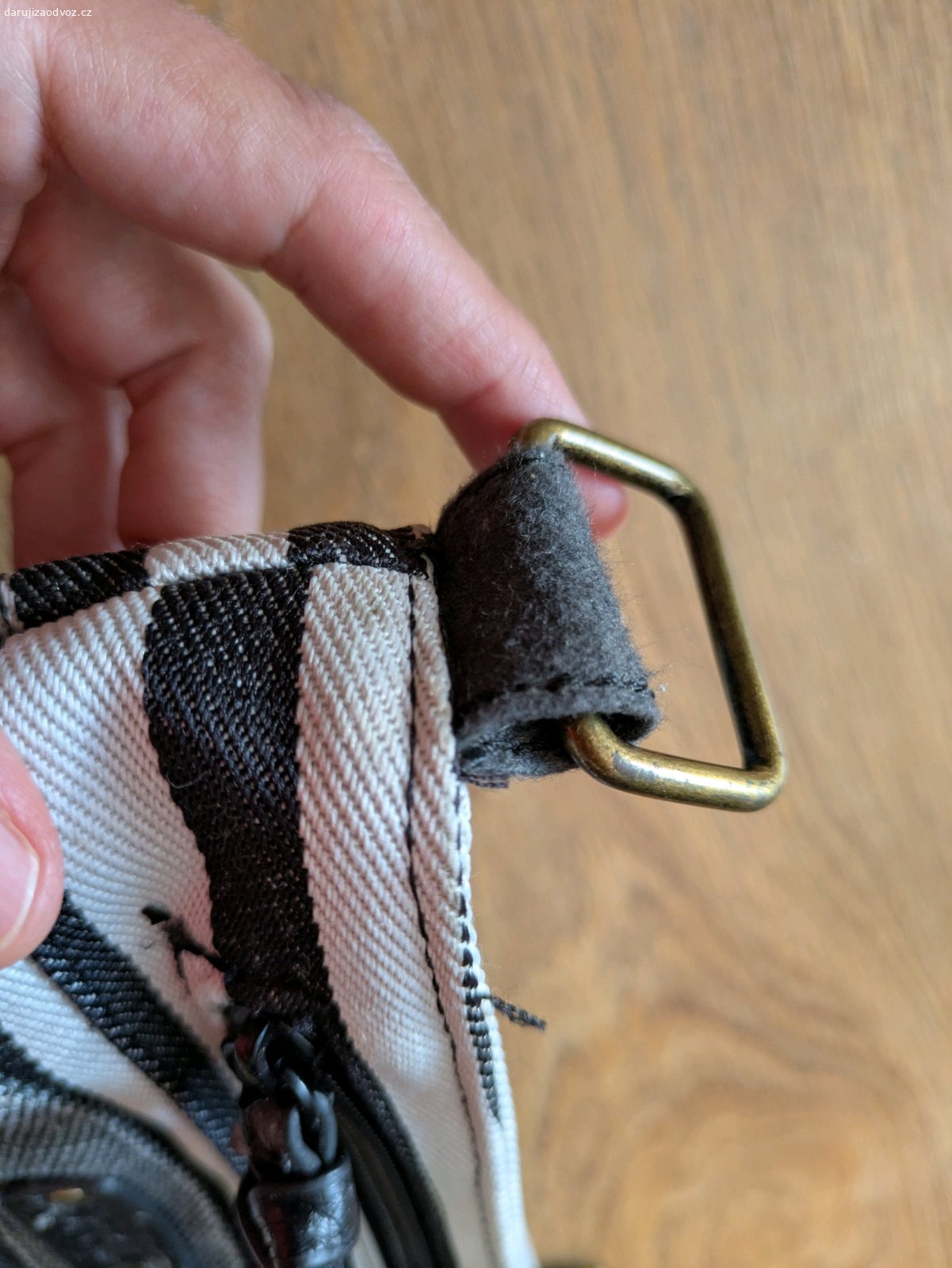 Taška bez popruhu. Nenašiel by niekto využitie tomuto zbytku z Dakine tašky? Popruh bol z koženky a celý popraskal, tak som ho vyhodila. Aj z úchytiek na popruhy sa zlúpala koženka, a aj logo Dakine je popraskané, viz fotky. Ale nemôžem si pomôcť, stále sa mi zdá pekná a je mi ľúto ju vyhodiť.