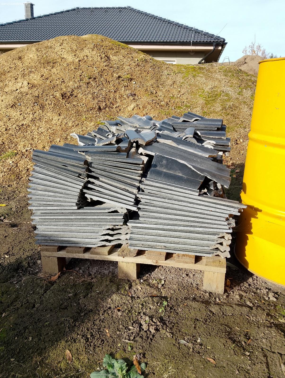 taška Bramac černa. zbytek odřezků tašek Bramac černa za odvoz