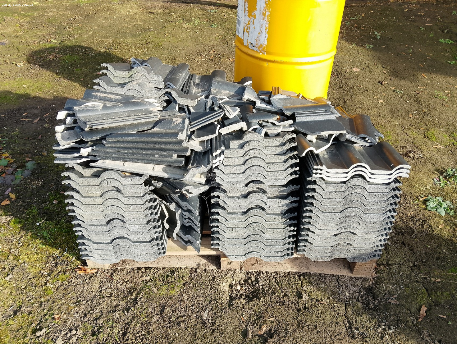 taška Bramac černa. zbytek odřezků tašek Bramac černa za odvoz