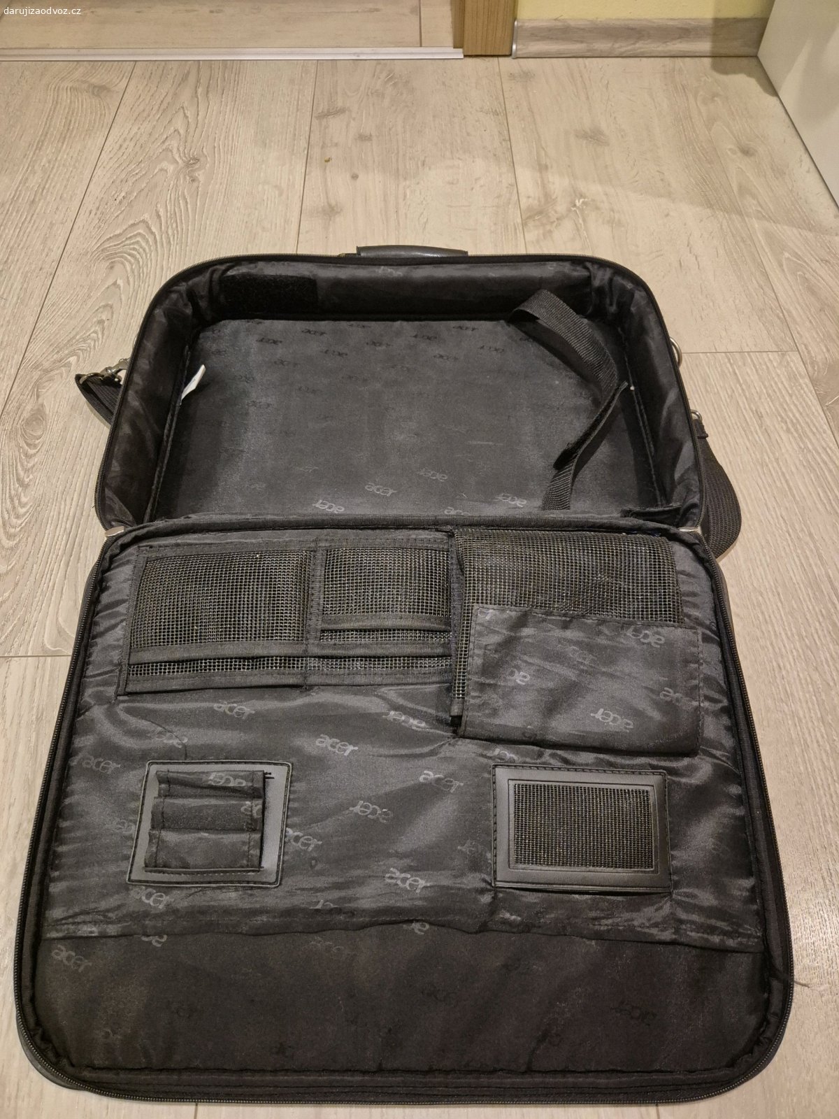 Taška na notebook Acer. Nepoškozená, na notebook o rozměrech cca 28x41 cm. Plechovka Plzně potěší ;-)