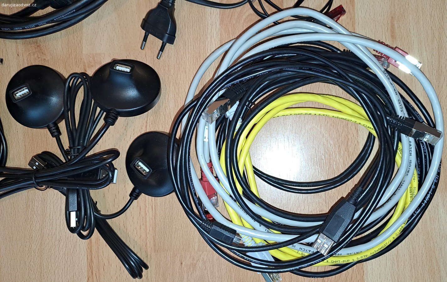 Taška různých kabelů. Daruji tašku různých kabelů - napájecích (220V), krátké Ethernet patch kabely, USB kabely.  Posím nežádejte o zaslání.