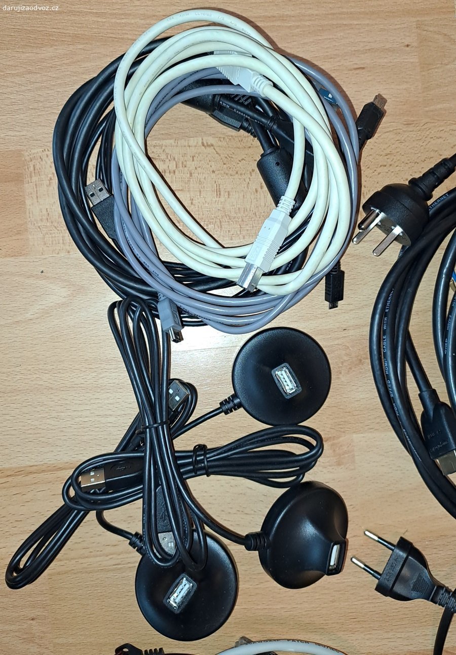Taška různých kabelů. Daruji tašku různých kabelů - napájecích (220V), krátké Ethernet patch kabely, USB kabely.  Posím nežádejte o zaslání.