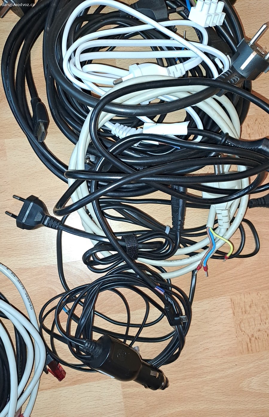 Taška různých kabelů. Daruji tašku různých kabelů - napájecích (220V), krátké Ethernet patch kabely, USB kabely.  Posím nežádejte o zaslání.