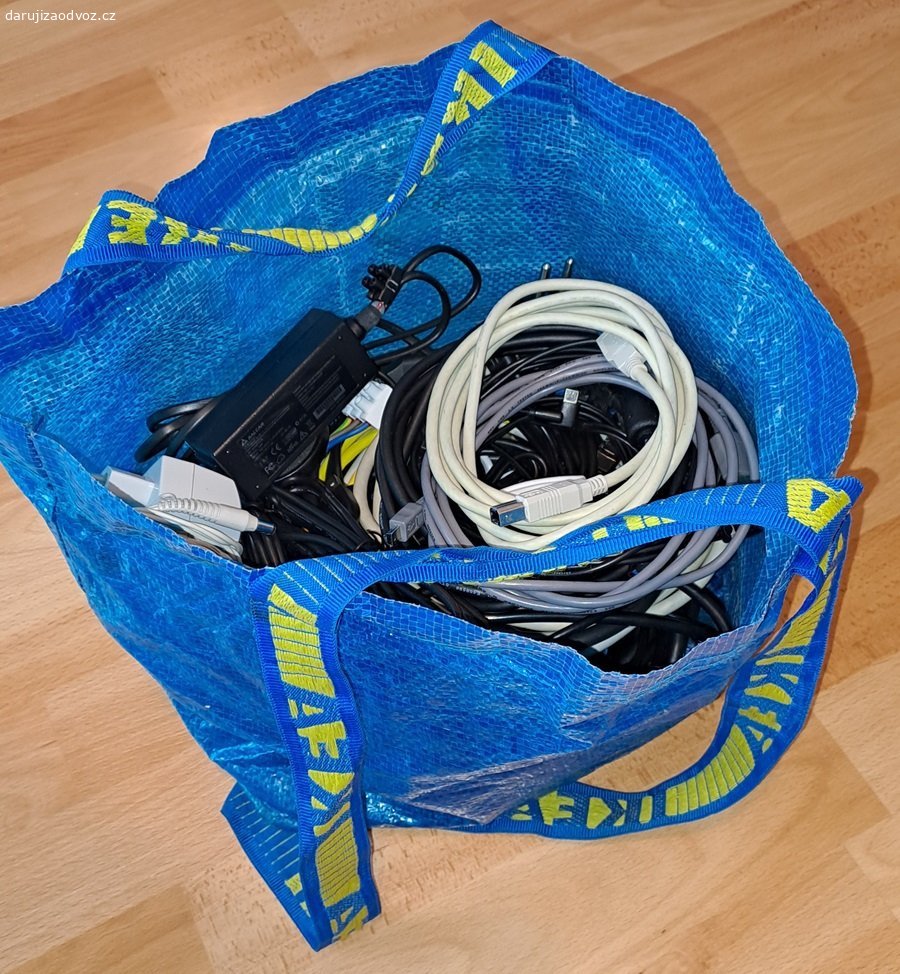 Taška různých kabelů. Daruji tašku různých kabelů - napájecích (220V), krátké Ethernet patch kabely, USB kabely.  Posím nežádejte o zaslání.