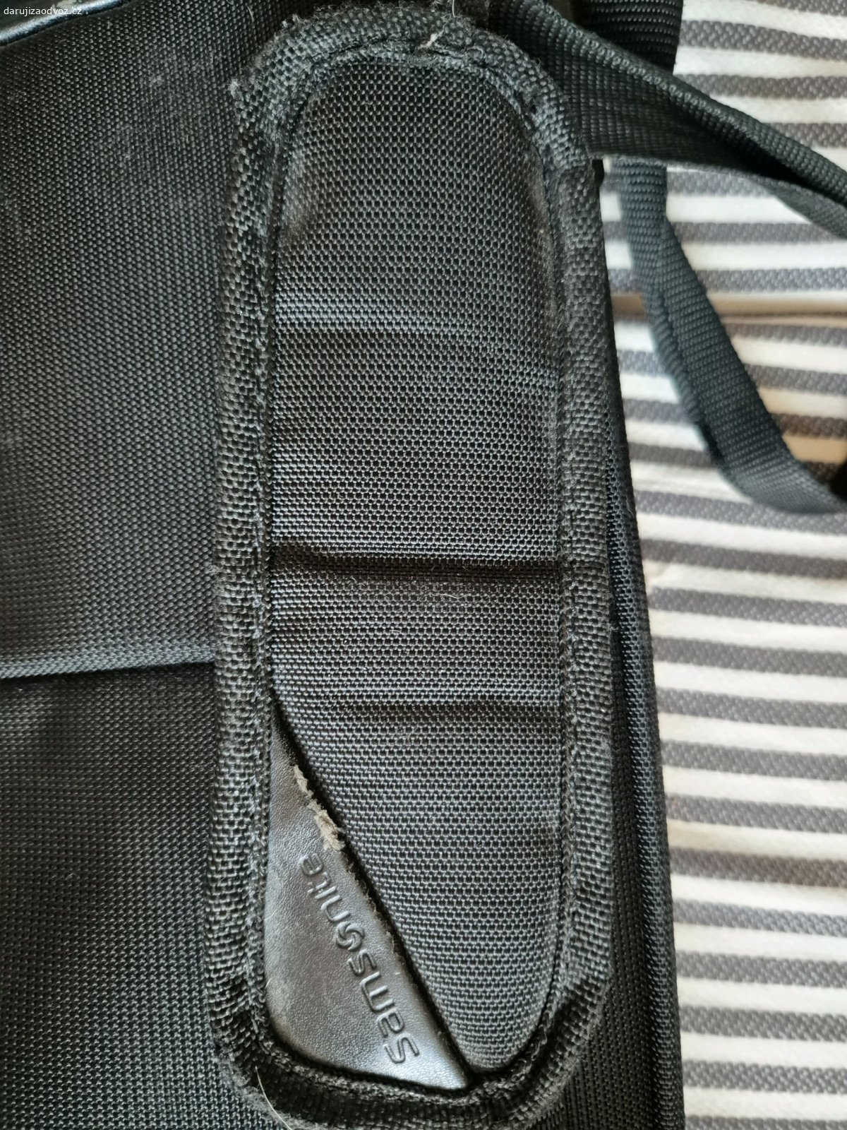 taška Samsonite. REZERVACE darujem tašku Samsonite použita ale v dobrém stavu. Předání Břevnov