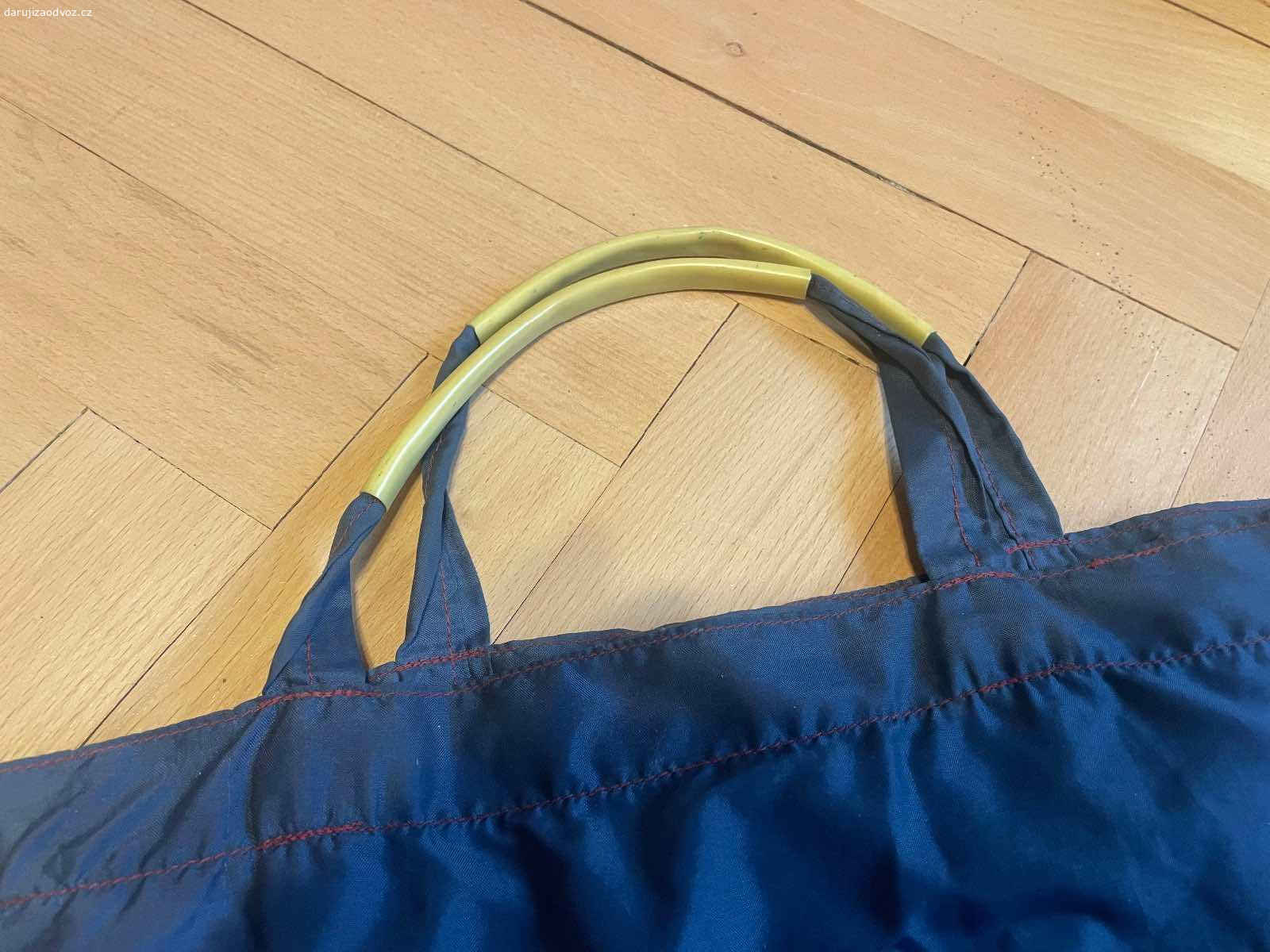 RETRO nákupní taška - 41 x 33 cm. Daruji RETRO nákupní tašku, rozměry cca 41 x 33 cm. K vyzvednutí po předchozí domluvě v Praze nebo středočeský kraj - Beroun, Kladno, Rakovník, Nižbor, Zbečno. Daruji další věci za ODVOZ viz. inzeráty!