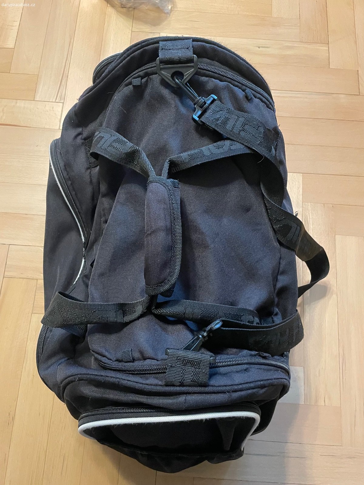Sportovní taška FILA - 40 x 25 cm. Daruji nevyužitou sportovní tašku značky FILA. Uvnitř lehce trhlá vložka jinak bez vad, všechny zipy funkční. Délka cca 40 cm, šířka cca 25 cm. K vyzvednutí po předchozí domluvě na Praze 4. Lze zaslat i Zásilkovnou při platbě předem. Daruji další věci za ODVOZ viz. inzeráty!