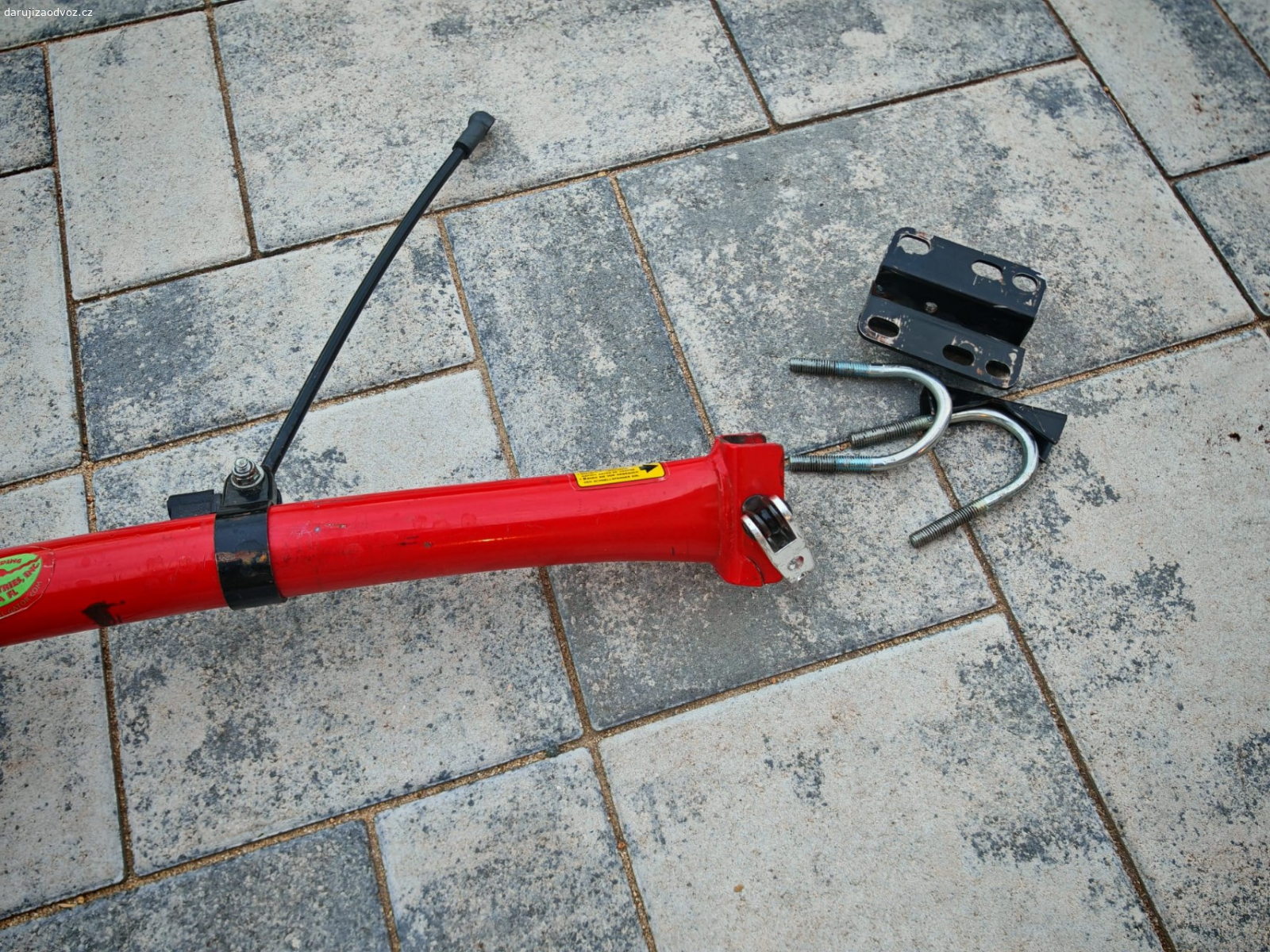 Tažná tyč na kolo. Tažná tyč na kolo trailglator. Funkcni. Ale poskrabane. Nektere sroubky ohnute, ale hodne nahradnich dilu.