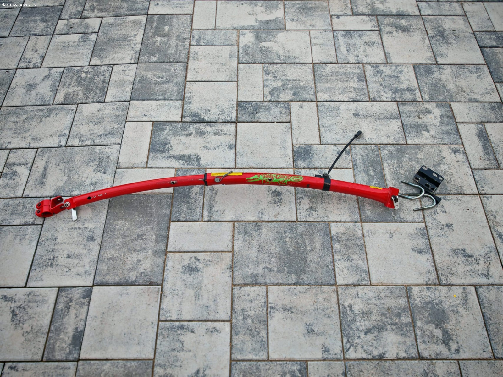 Tažná tyč na kolo. Tažná tyč na kolo trailglator. Funkcni. Ale poskrabane. Nektere sroubky ohnute, ale hodne nahradnich dilu.