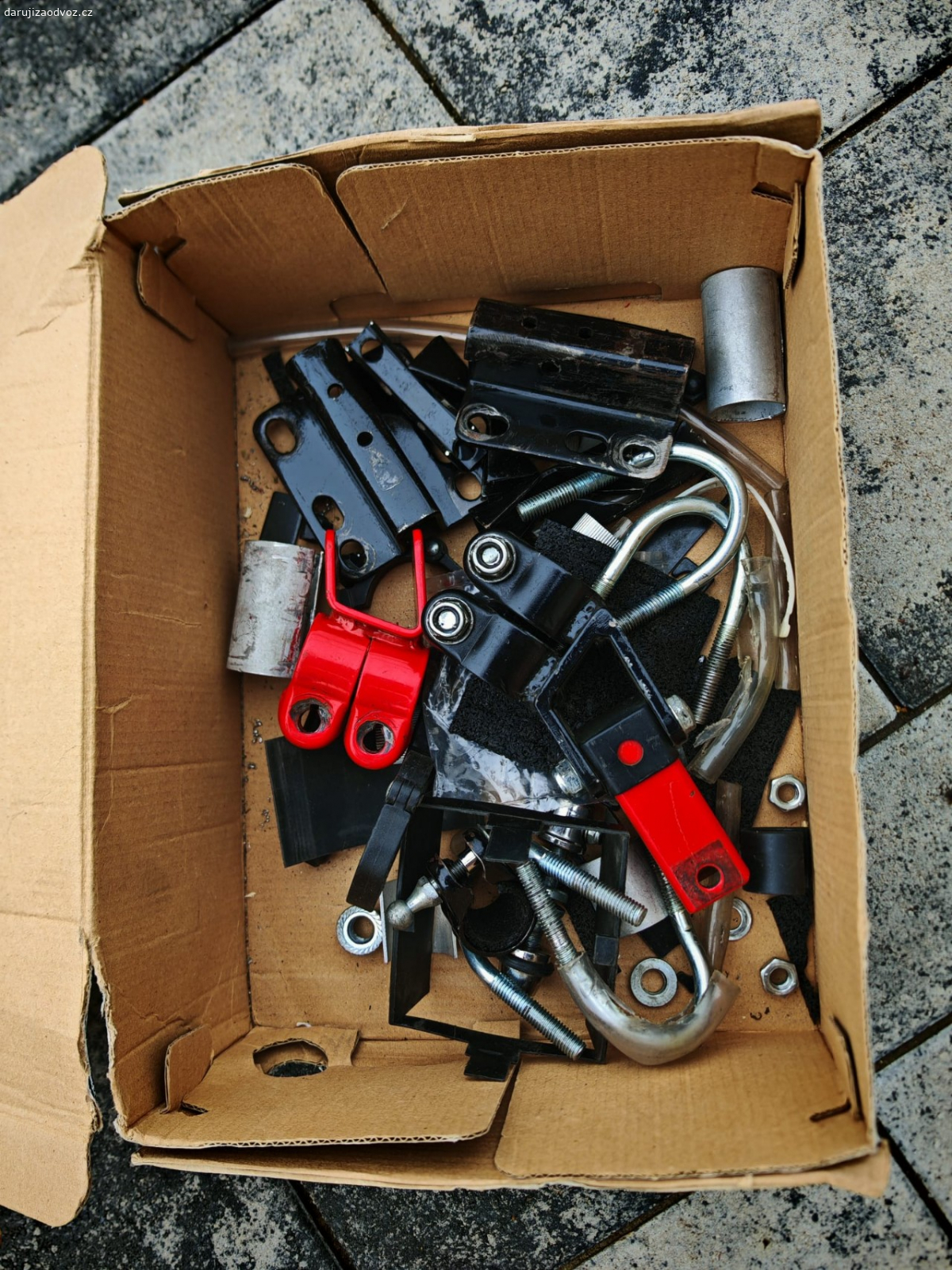 Tažná tyč na kolo. Tažná tyč na kolo trailglator. Funkcni. Ale poskrabane. Nektere sroubky ohnute, ale hodne nahradnich dilu.