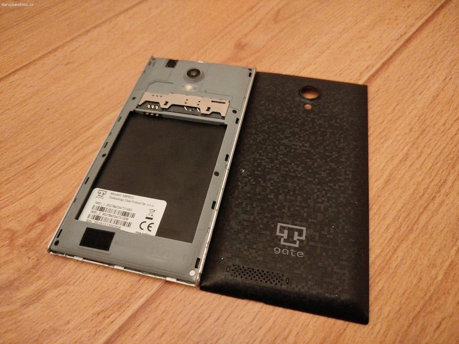 Telefon T-gate MB5012 Dualsim 4/512. Dobrý den, daruji Telefon T-gate MB5012 černý na ND. Telefon je plně funkční, ale má prasklou dotykovou vrstvu displeje. Ta nemá na nic vliv. Displej samotný je bez škrábanců, tělo bez oděrků a škrábanců. Telefon má starší, ale plně funkční Android KitKat 4.4.2. Má také 4GB úložiště a 512MB ram, spíše takový slabší kousek pro nenáročné uživatele. Displej má 5 palcový s rozlišením 854 x 480 px (FWVGA), technologie TFT.

Lze z něj stále psát SMS zprávy a volat. Vhodný jako záložní nebo na ND. Prodávám ho bez baterie, testoval jsem s univerzální baterií.

Cena: Zdarma (případně dopravné)

Možnost zaslání nebo osobního odběru, raději preferuji zaslání z důvodu špatných zkušeností.