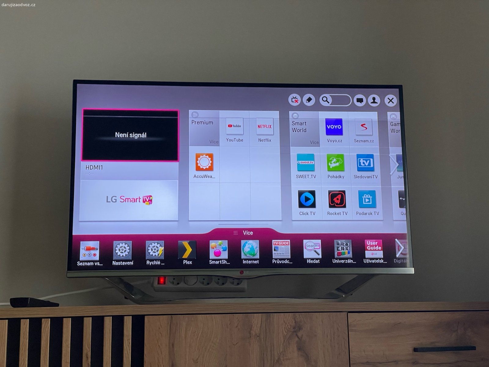 Televize LG - 42LA740S-ZB. Daruji za odvoz funkční televizi LG 42LA740S-ZB.

Televize je plně funkční. Jediná vada na kráse jsou vadné pixely v pravé horní části, viz fotka s rozsvícenou obrazovkou. Jedná se o probliknutí vždy ve 3 vteřinových intervalech (3 vteřiny šmouha a 3 vteřiny normální obrazovka). Abych řekl pravdu dá se na to po chvíli zvyknout.

Televize má moc hezké barvy a po připojení externího zdroje obrazu (set-top box, Apple TV, Chromecast) se dá v pohodě používat.

Úhlopříčka 42” (106 cm), Full HD rozlišení 1920×1080, Smart TV, Wi-Fi, 3D, 3× HDMI, 3× USB, DVB-T/C/S2 tuner. Stáří cca od roku 2016. Bez záruky. 

Odvoz vlastní. Adresu upřesním, ale jedná se o České Budějovice.