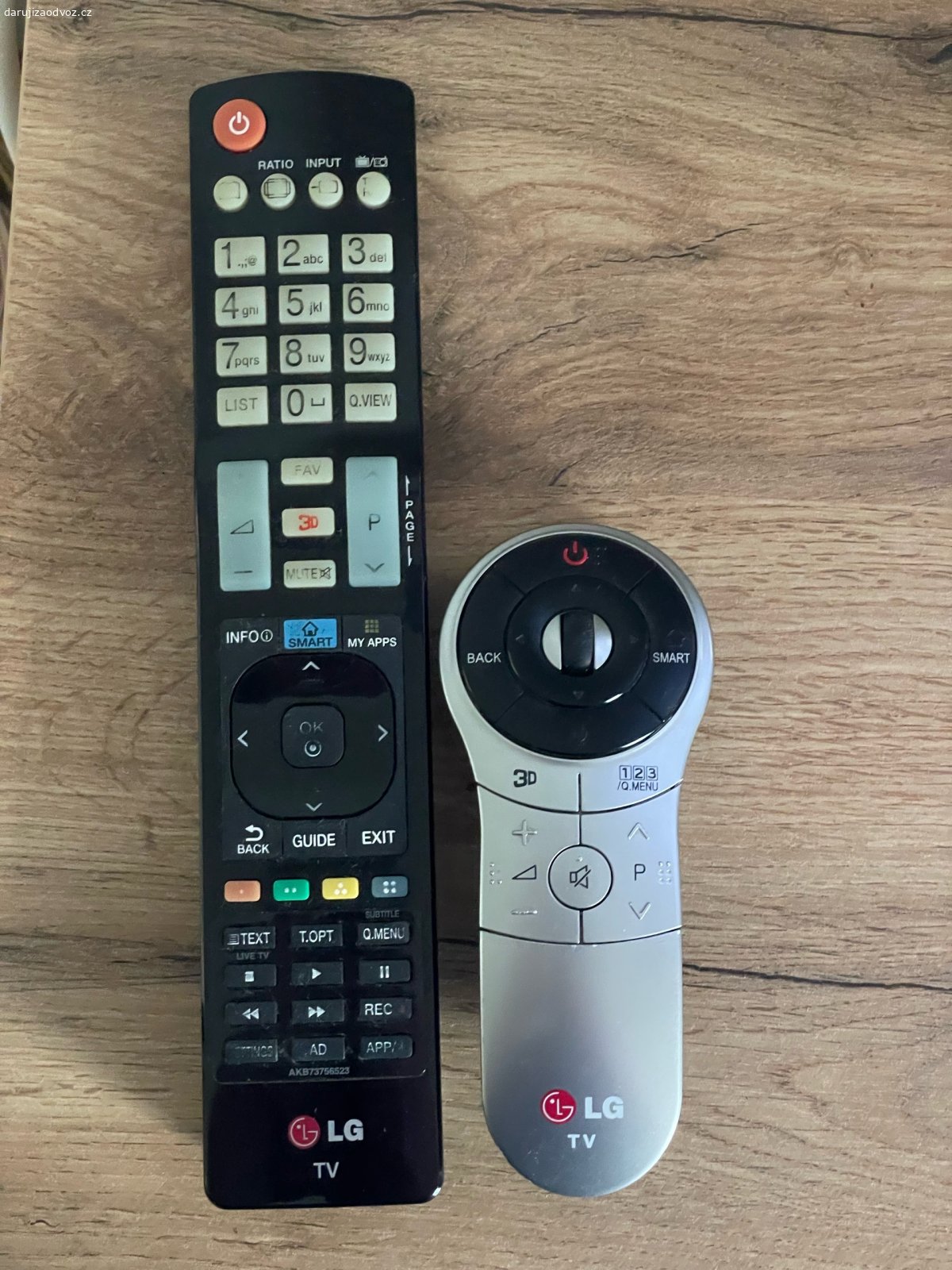 Televize LG - 42LA740S-ZB. Daruji za odvoz funkční televizi LG 42LA740S-ZB.

Televize je plně funkční. Jediná vada na kráse jsou vadné pixely v pravé horní části, viz fotka s rozsvícenou obrazovkou. Jedná se o probliknutí vždy ve 3 vteřinových intervalech (3 vteřiny šmouha a 3 vteřiny normální obrazovka). Abych řekl pravdu dá se na to po chvíli zvyknout.

Televize má moc hezké barvy a po připojení externího zdroje obrazu (set-top box, Apple TV, Chromecast) se dá v pohodě používat.

Úhlopříčka 42” (106 cm), Full HD rozlišení 1920×1080, Smart TV, Wi-Fi, 3D, 3× HDMI, 3× USB, DVB-T/C/S2 tuner. Stáří cca od roku 2016. Bez záruky. 

Odvoz vlastní. Adresu upřesním, ale jedná se o České Budějovice.