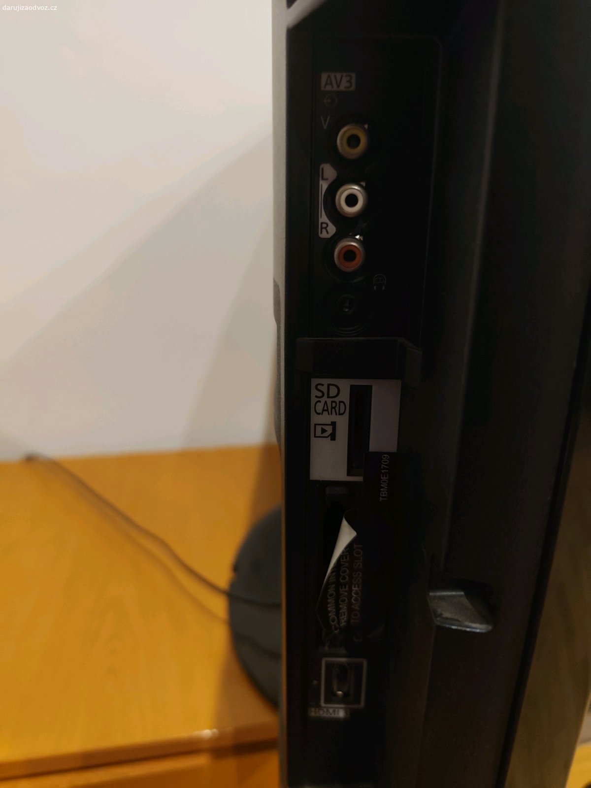 Televize. Daruji FUNKČNÍ televizi. Možná někde najdu ovladač, ale nemá pár tlačítek. Dá se koupit. Nebo když si televizi připojíte na internet, dá se stáhnout ovladač do telefonu.
