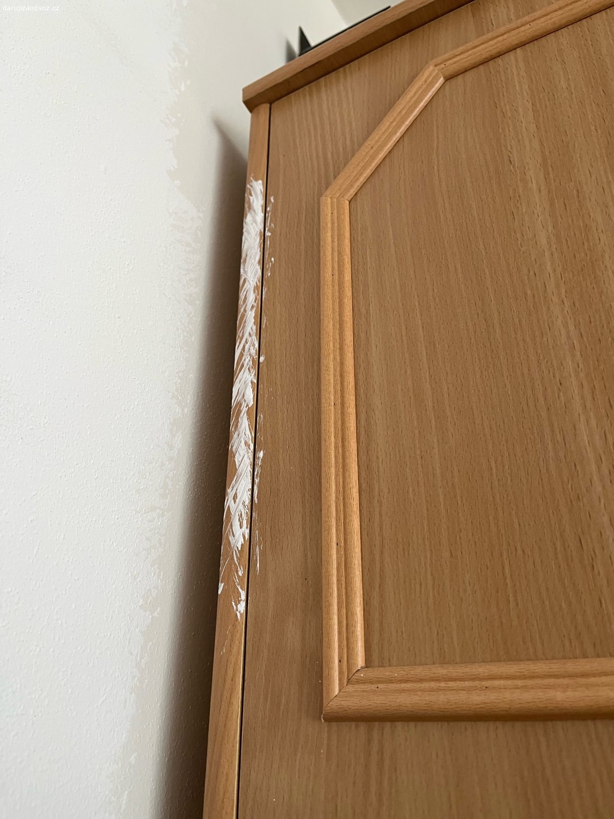 Televizní stěna. Daruji za odvoz televizní stěnu z důvodu koupy nové, nese známky běžného používání, ale někomu ještě určitě poslouží, je ze stran trochu špinavá od barvy, nezkoušela jsem umývat.