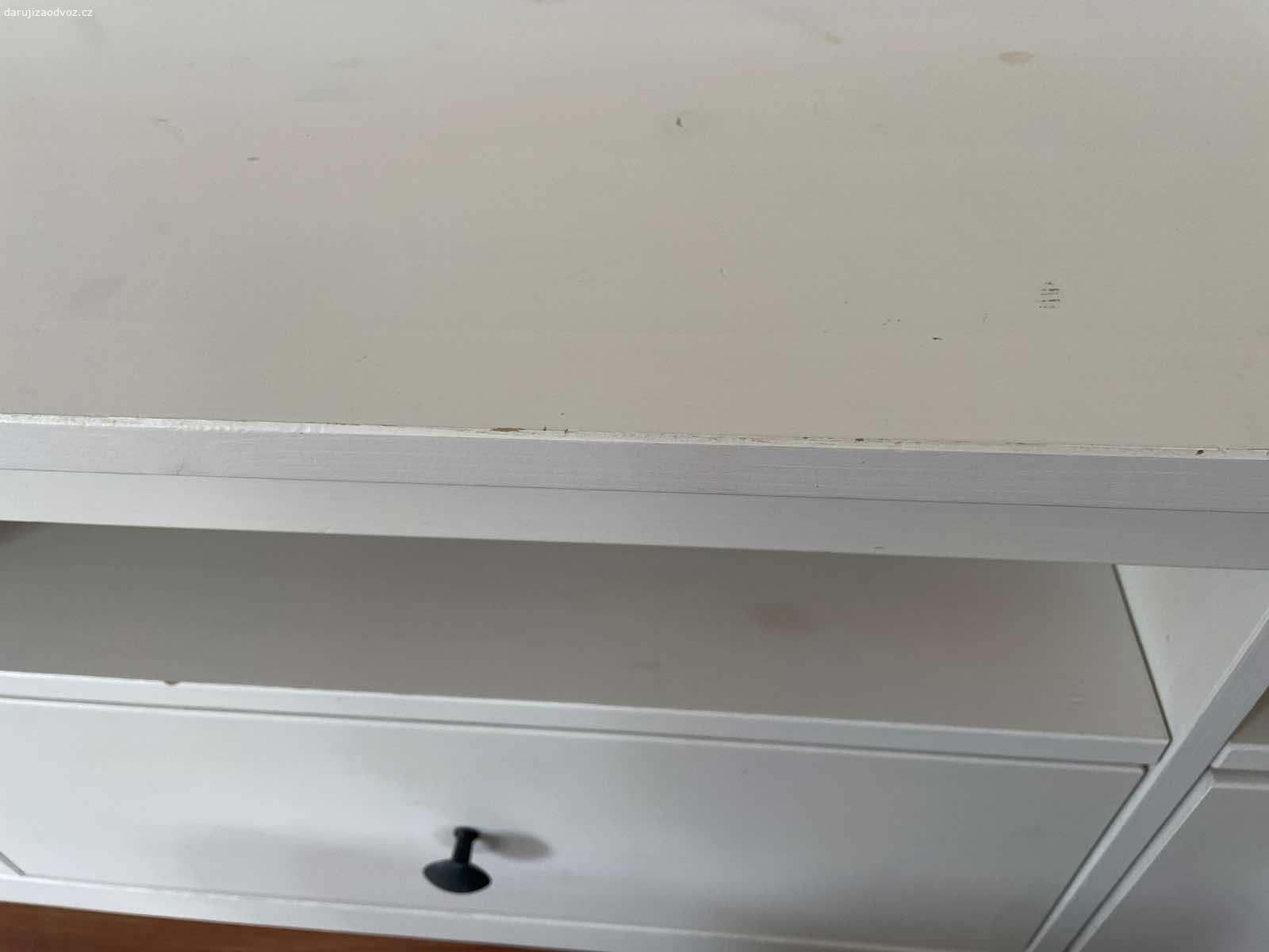Televizní stolek Hemnes Ikea. Daruji televizní stolek Hemnes Ikea bílé mořidlo, má pár oděrků, viz foto, jinak v pěkném stavu. Čokoláda nebo ovoce potěší, není podmínkou :)