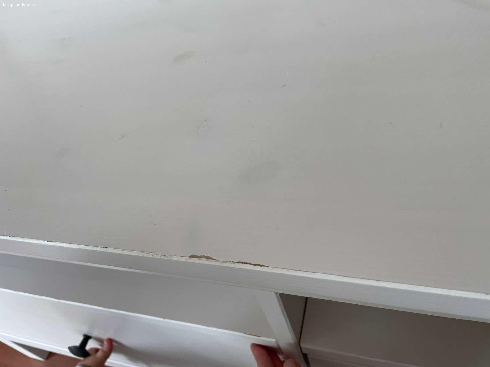Televizní stolek Hemnes Ikea. Daruji televizní stolek Hemnes Ikea bílé mořidlo, má pár oděrků, viz foto, jinak v pěkném stavu. Čokoláda nebo ovoce potěší, není podmínkou :)