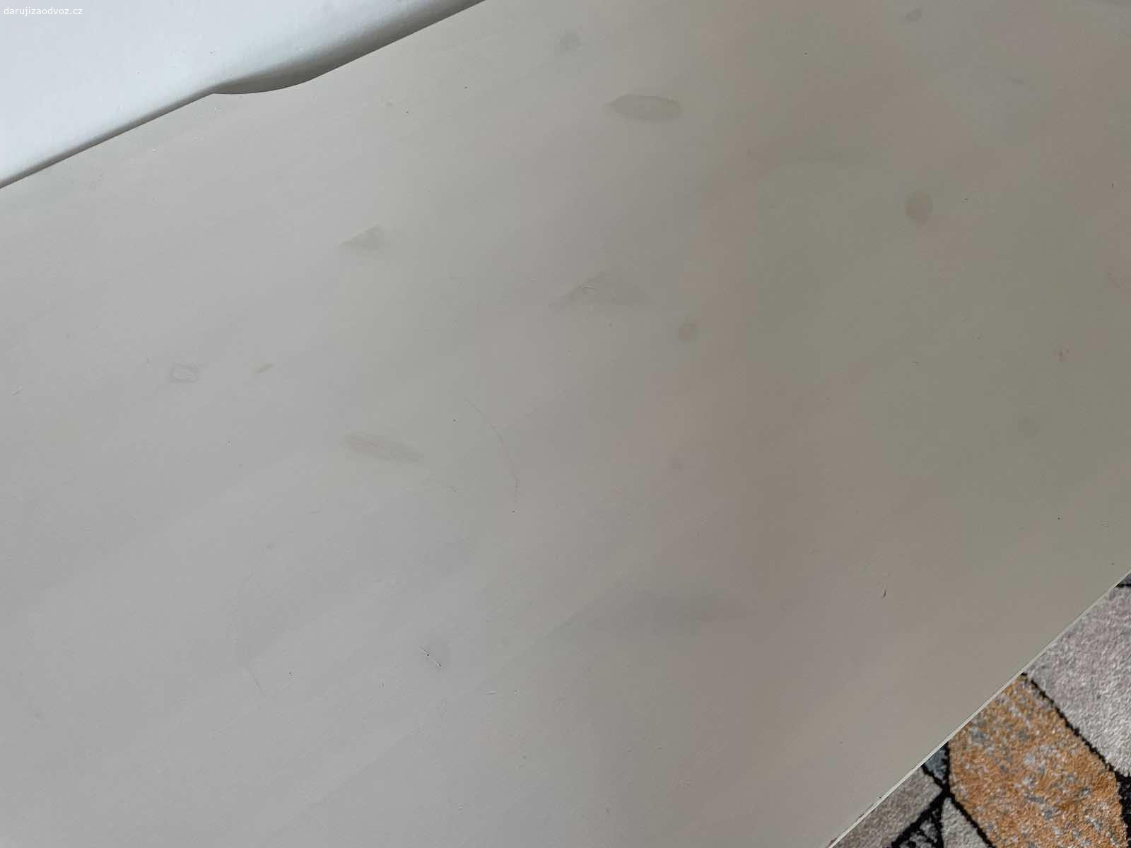 Televizní stolek Hemnes Ikea. Daruji televizní stolek Hemnes Ikea bílé mořidlo, má pár oděrků, viz foto, jinak v pěkném stavu. Čokoláda nebo ovoce potěší, není podmínkou :)