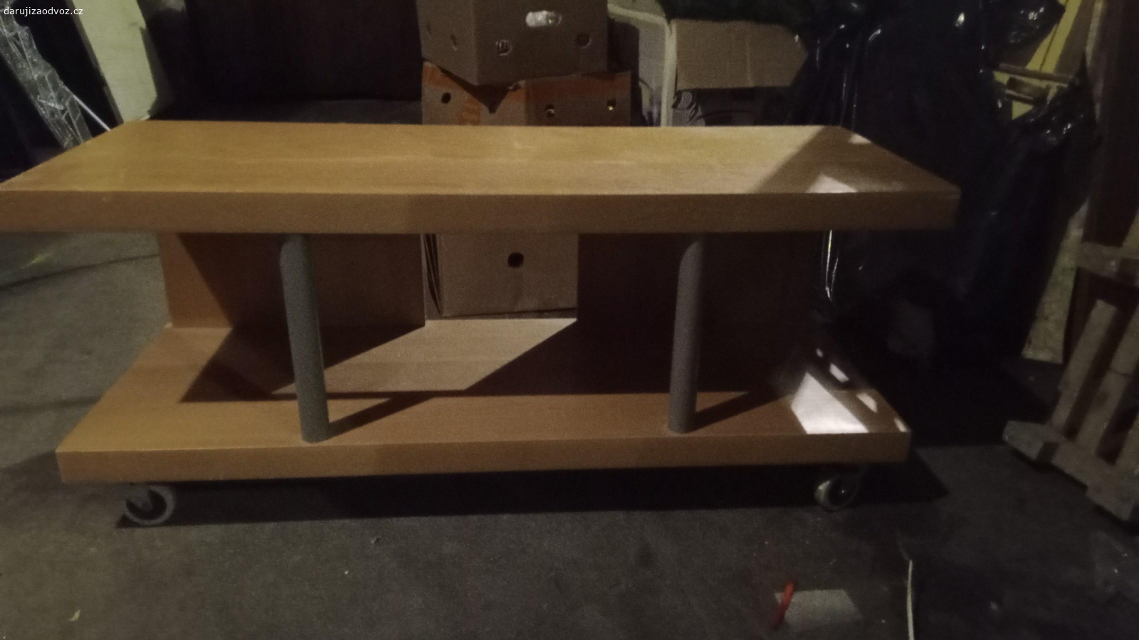 Daruji televizní stolek. Má fortelná kolečka. Jenom ona sama jsou tak 250/ks
za odvoz