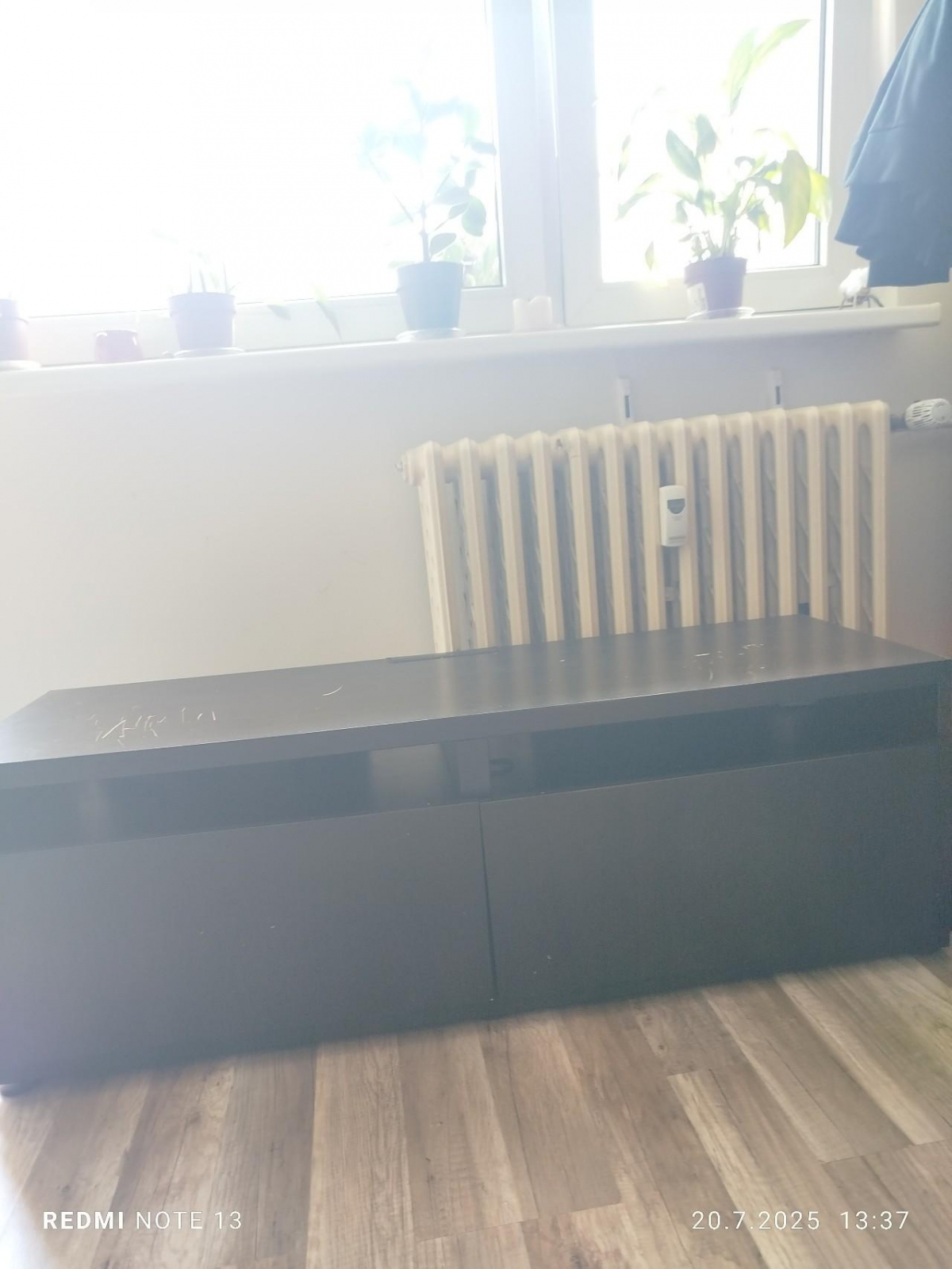 Televizní stolek. Daruji černý televizní stolek IKEA. Je poškrábaný od posouvání televize. Šmouhy jsou jen od otřením vodou a špatným světlem. Jinak plně funkční.
Nutno odnést z druhého patra bez výtahu.