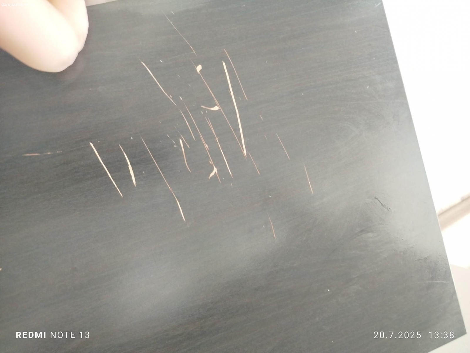 Televizní stolek. Daruji černý televizní stolek IKEA. Je poškrábaný od posouvání televize. Šmouhy jsou jen od otřením vodou a špatným světlem. Jinak plně funkční.
Nutno odnést z druhého patra bez výtahu.