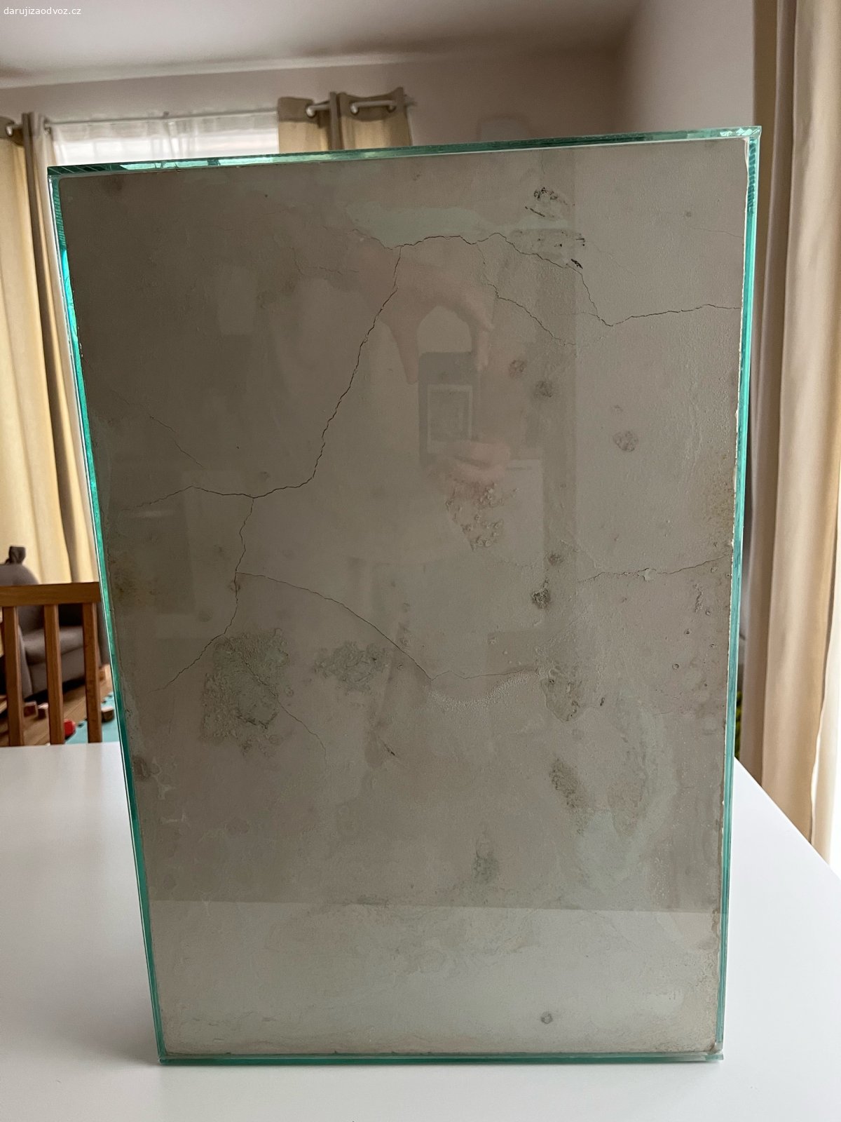 Terarium 40 x 40 x 60cm. Daruji za odvoz terarium orientované na výšku o rozměrech 40 x 40 x 60cm. Funkční, jen by chtělo opravit okrasné pozadí, které má již pár dírek, kam se schovává krmný hmyz. V horní části díra o průměru 1,3cm pro nainstalování žárovky.