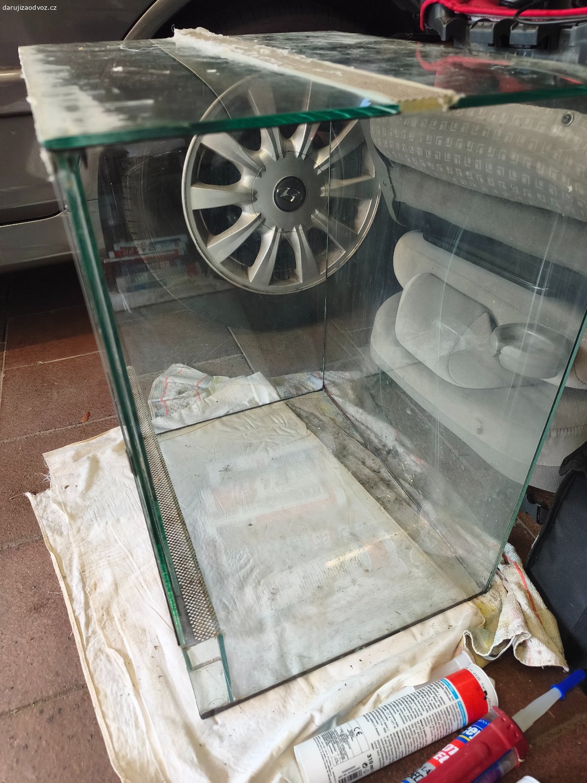 Terárium za odvoz, Praha 8. Daruji plně funkční terárium š: 42cm, hl: 40 cm a v: 62 cm. Pouze osobní odběr Praha 8 Kobylisy.