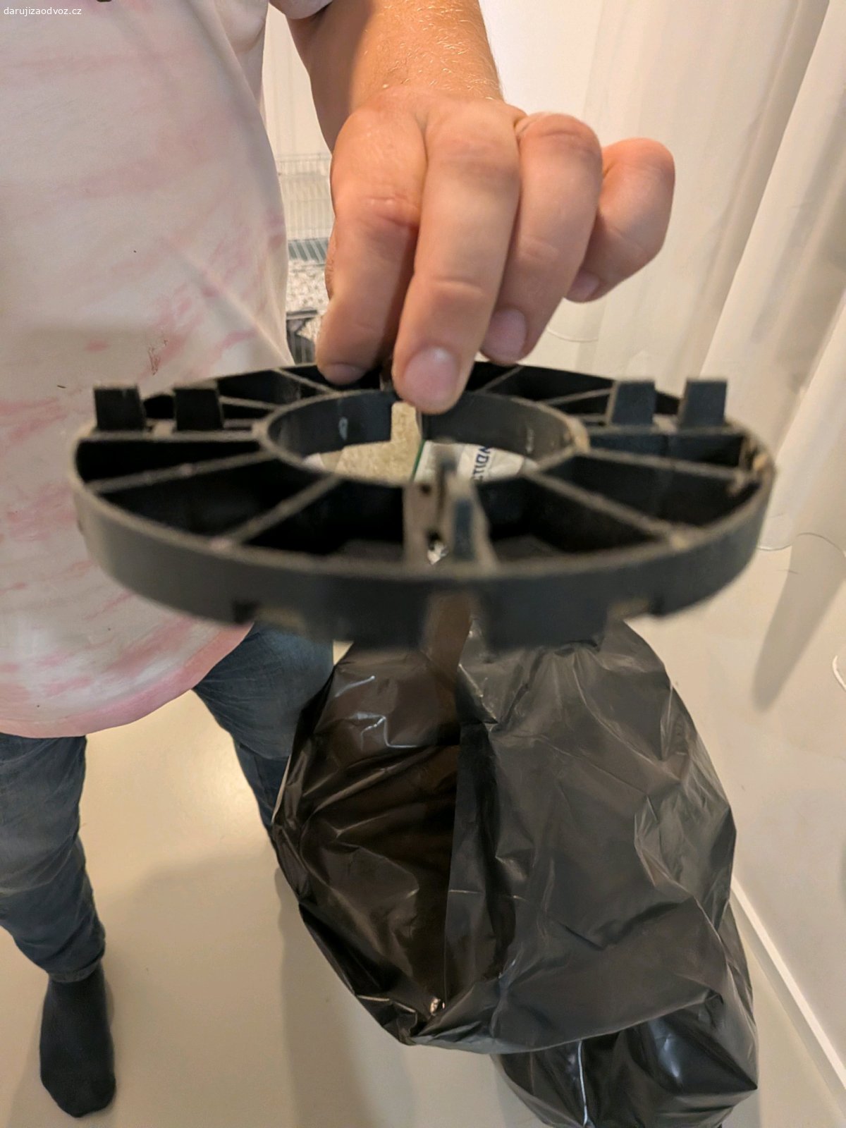 terče pod dlažbu. plastove terce pod velkoformátovou dlažbu nebo dřevěnou terasu, výška 1cm, zbylo nam jich cca 60ks. Nestavitelné. neposílám, mohu přiblížit do Uh.Hradiště a Brna.