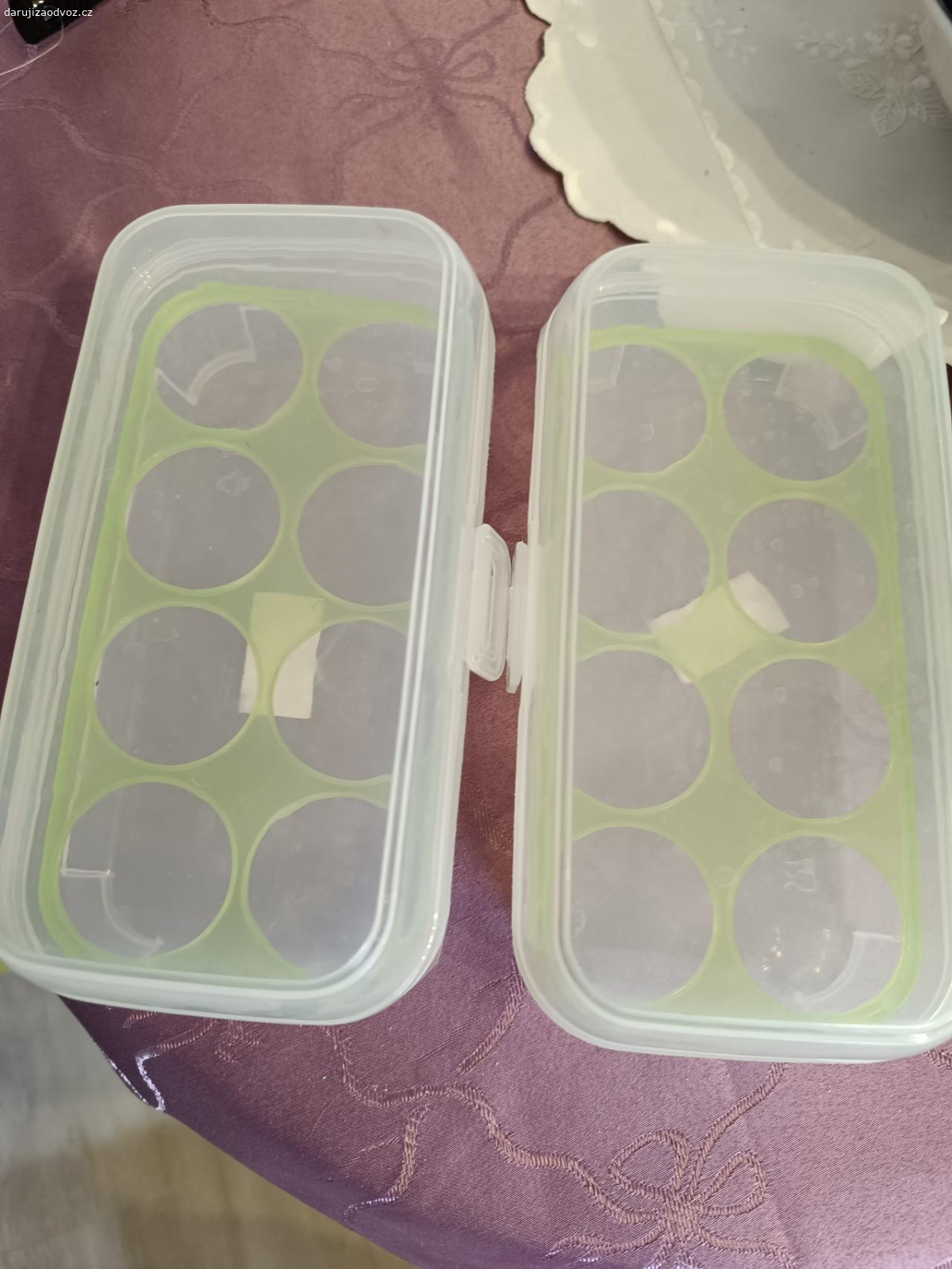 termohrnky a krabičky na vajíčka. daruji dva termohrnky a dvě krabička na vajíčka