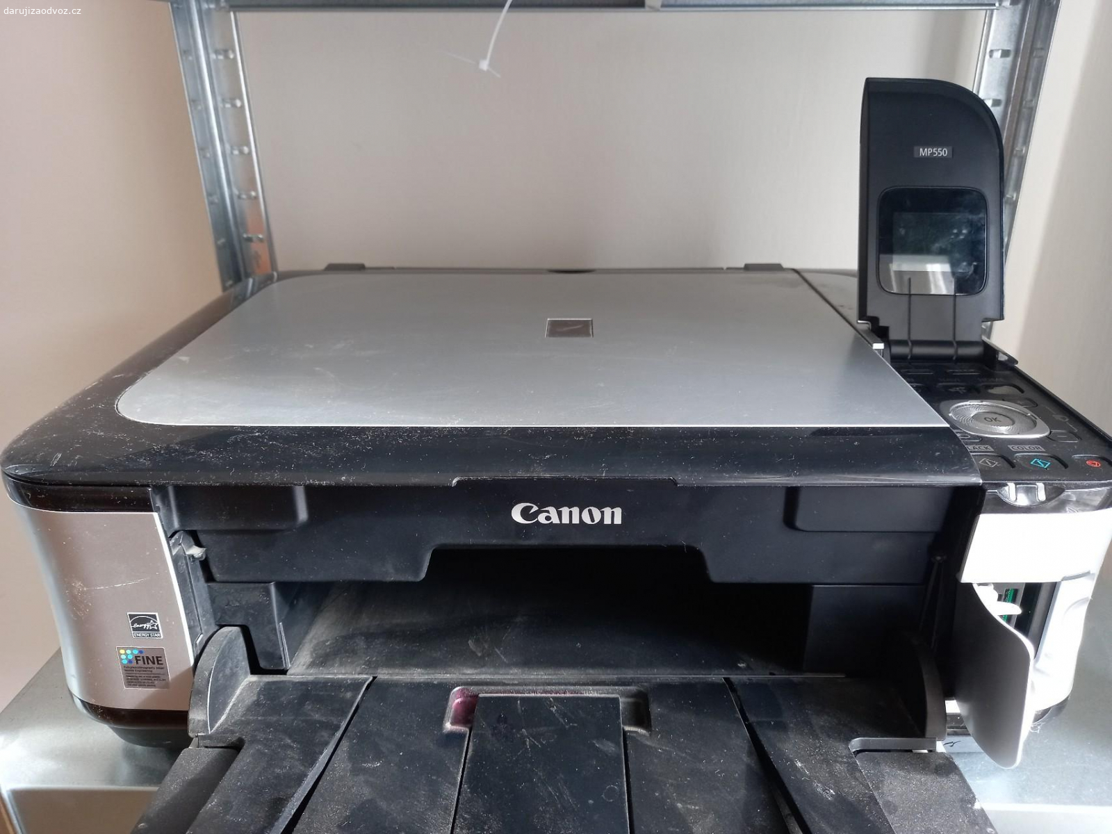 Tiskárna Canon MP550. Stará inkoustová tiskárna se scannerem, tiskne, ale dlouho jí to trvá :). Bez kabelů.