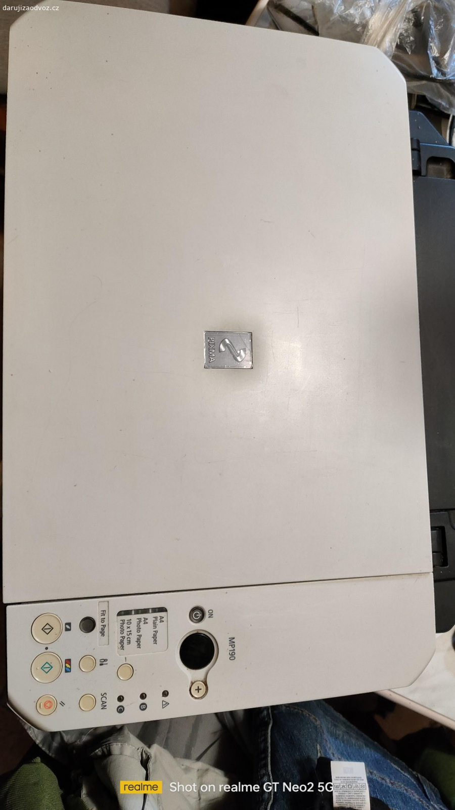 Tiskárna. Daruji tiskárnu Canon PIXMA MP 190 s kabeláží. Potřebuje akorát nové náplně. Tiskárna má utržený jeden pant, který ale neovlivňuje funkčnost. Funguje, ale nevím jak bude tisknout vzhledem k tomu, že byla několik let ve skříni. Prosím jenom psát.