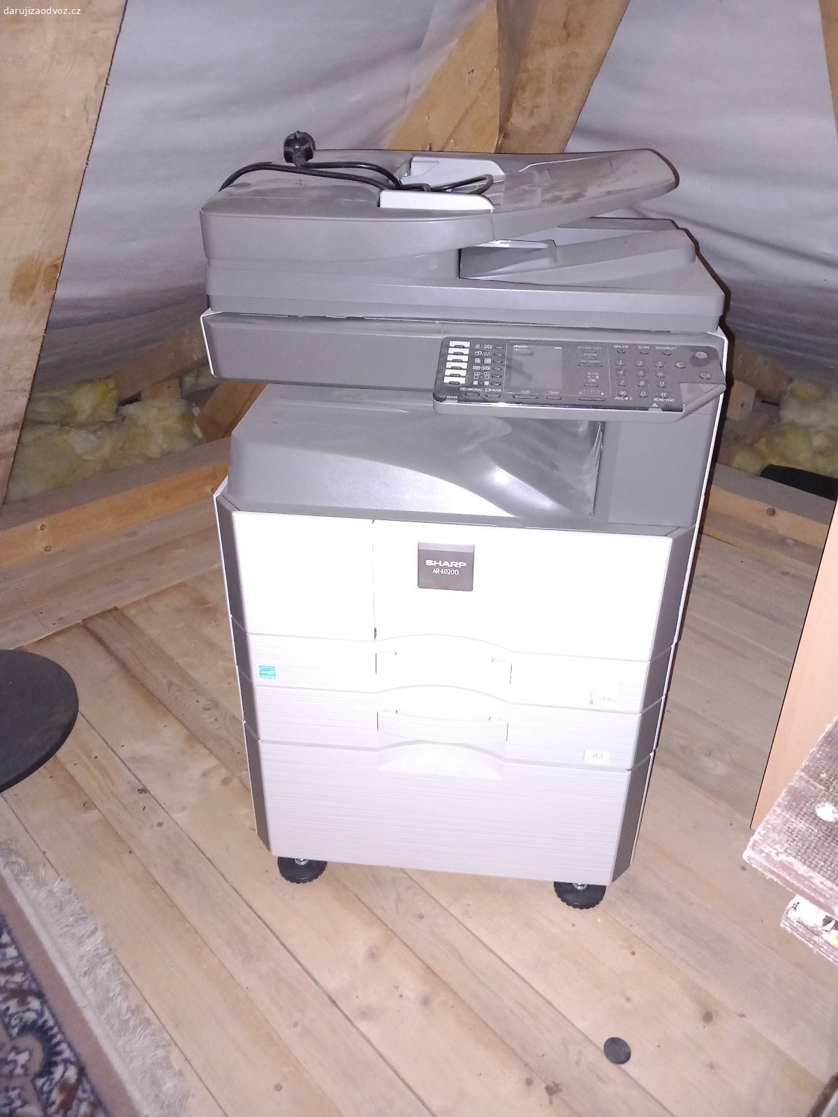 Tiskárna. Cca 1,5 roku nepoužívaná tiskárna, před výměnou tiskla, ale dělala pruhy (toner?)
PC byla 38.000
Nutno zajistit vlastní nakládku a odvoz (1.p - pohodlné široké schodiště)