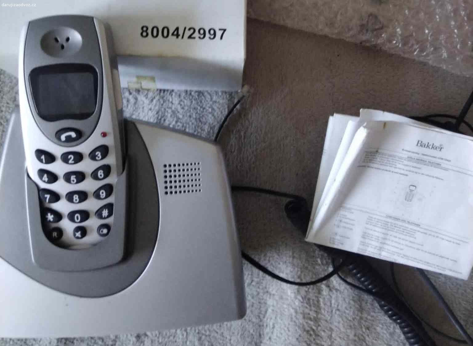 Tlačítkový telefon na pevnou linku- se šňůrou. Nový telefon k pevné lince - jednoduchý typ telefonu s moderním designem. K odvozu Praha 10-Strašnice, jestli chcete něco přinést, tak třeba čokoládu Milka, není podmínkou.
Telefon je SE ŚŃŮROU!!!!
VOLEJTE PROSÍM, NEBO PIŠTE EMAIL
Paměťové tlačítko posledního hovoru.

Funkce vypnutí mikrofonu.

Tlačítko zvyšování a snižování hlasitosti volacího tónu.

Kartička s napsanými tel. čísly se vkládá pod display, který je podsvícený.

Držák na telefon.