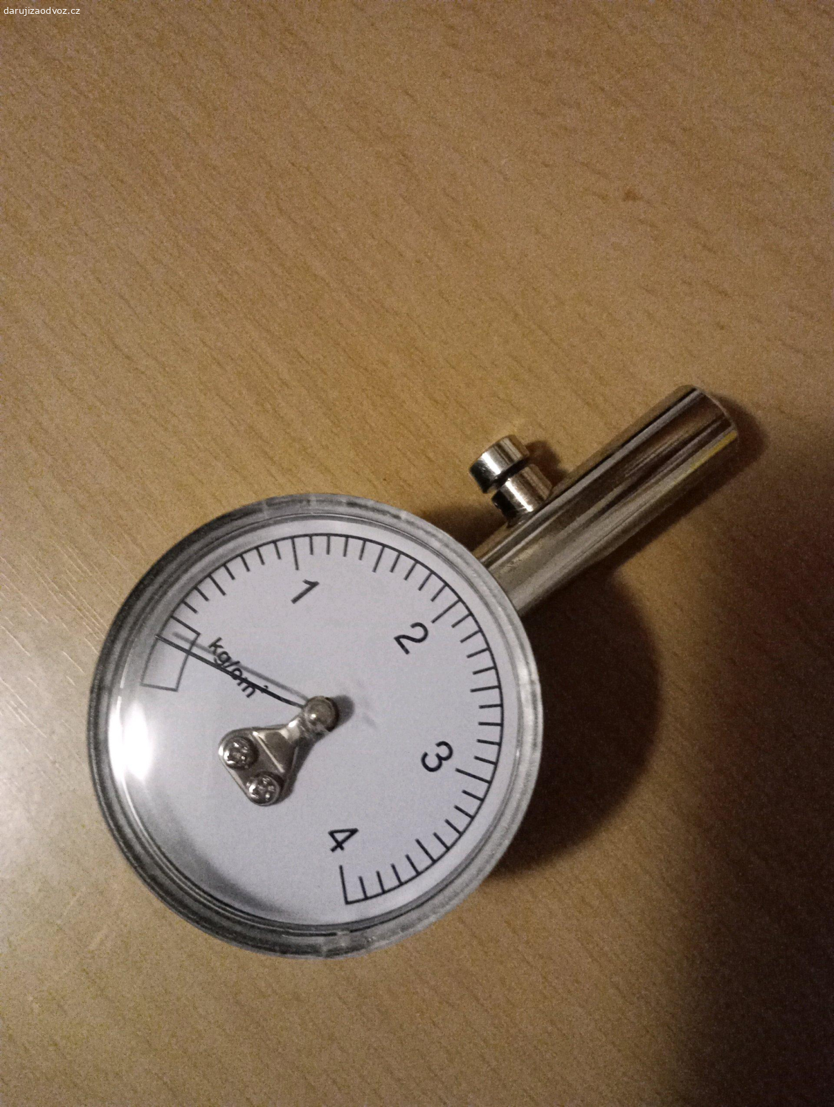 Tlakoměr na pneumatiky. Tlakoměr na pneumatiky.
Měří správně, ale nearetuje naměřenou hodnotu.