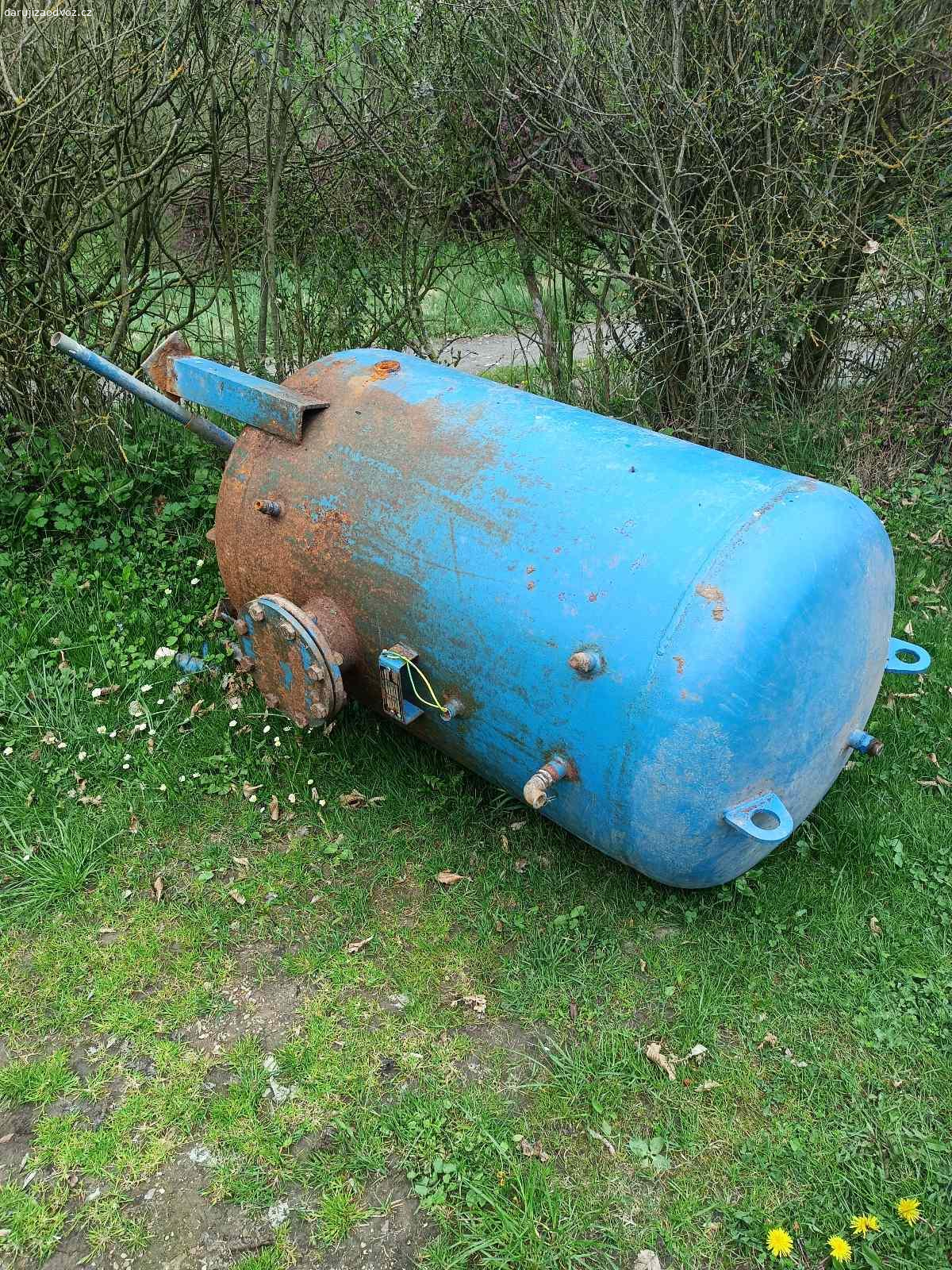 Tlaková nádoba za odvoz. Tlaková nádoba k čerpadlu. Trochu kape. Hmotnost cca 300 kg?